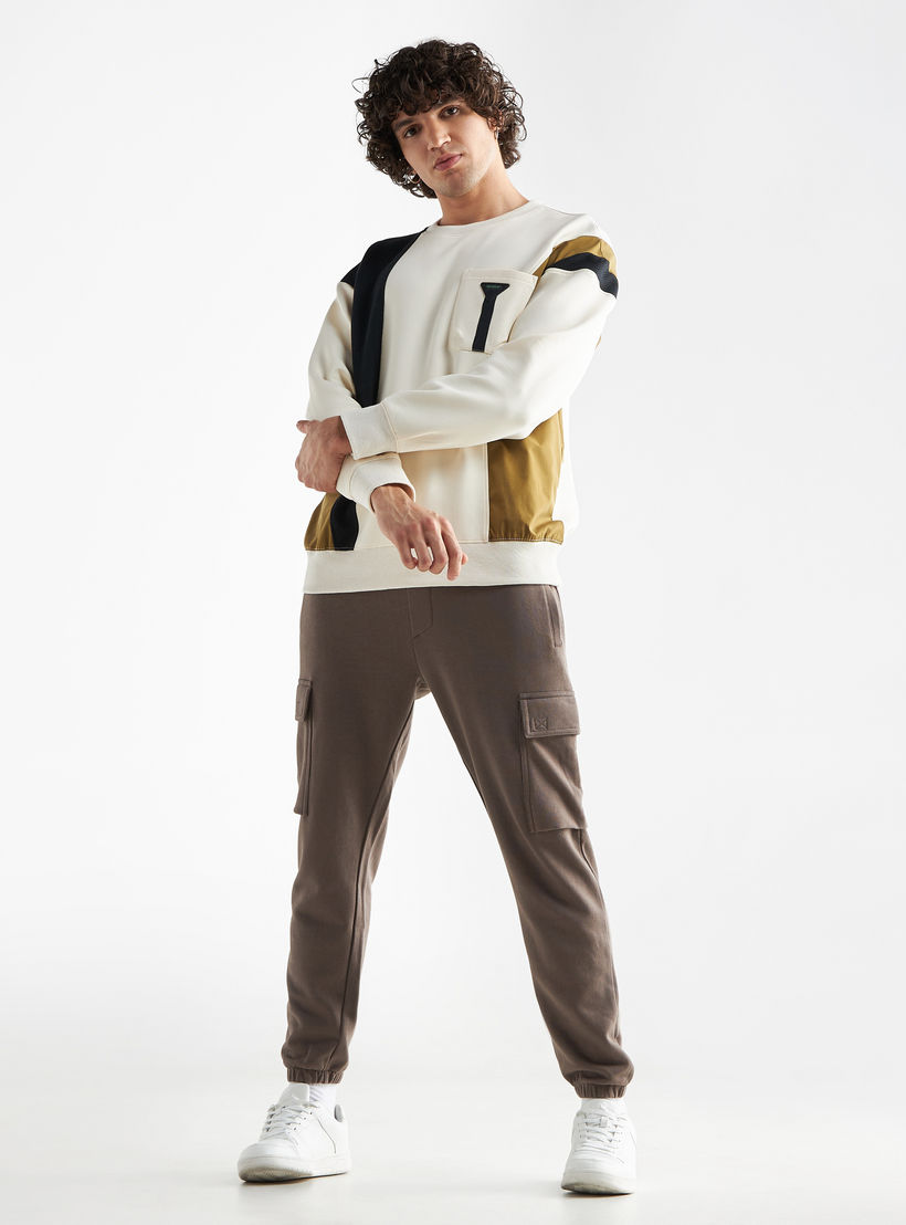 سويت شيرت بجيب وأكمام طويلة-men-winterwear-hoodiesandsweatshirts-image-2