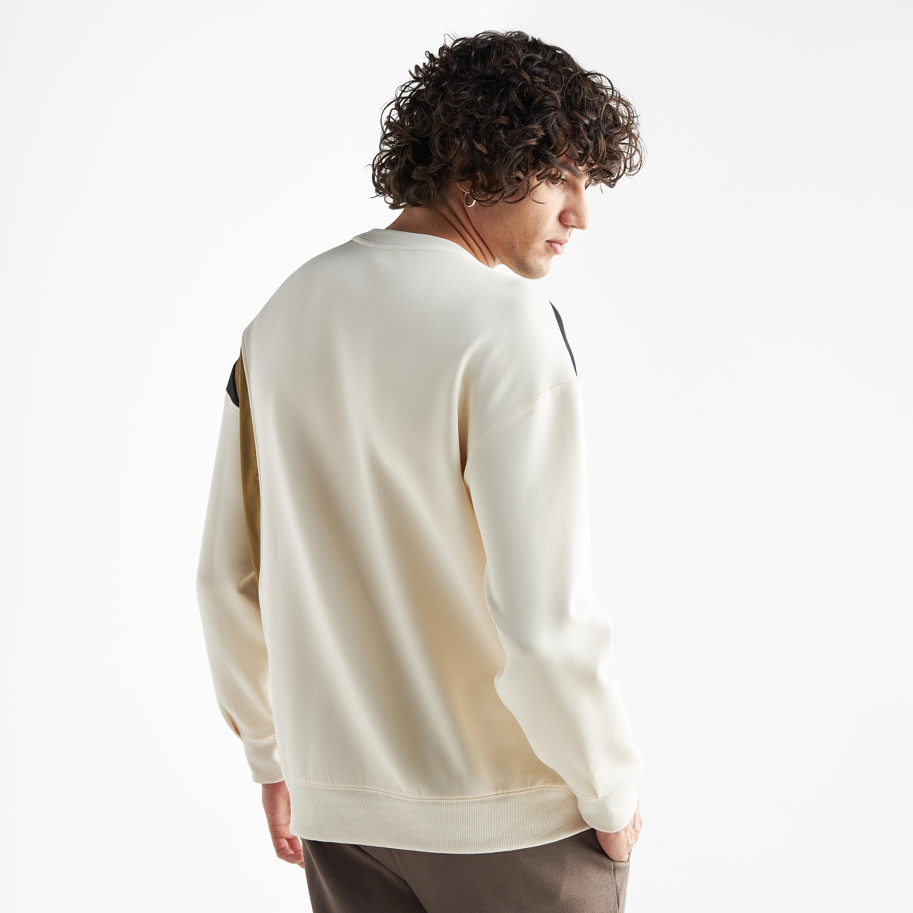سويت شيرت بجيب وأكمام طويلة-men-winterwear-hoodiesandsweatshirts-image-3