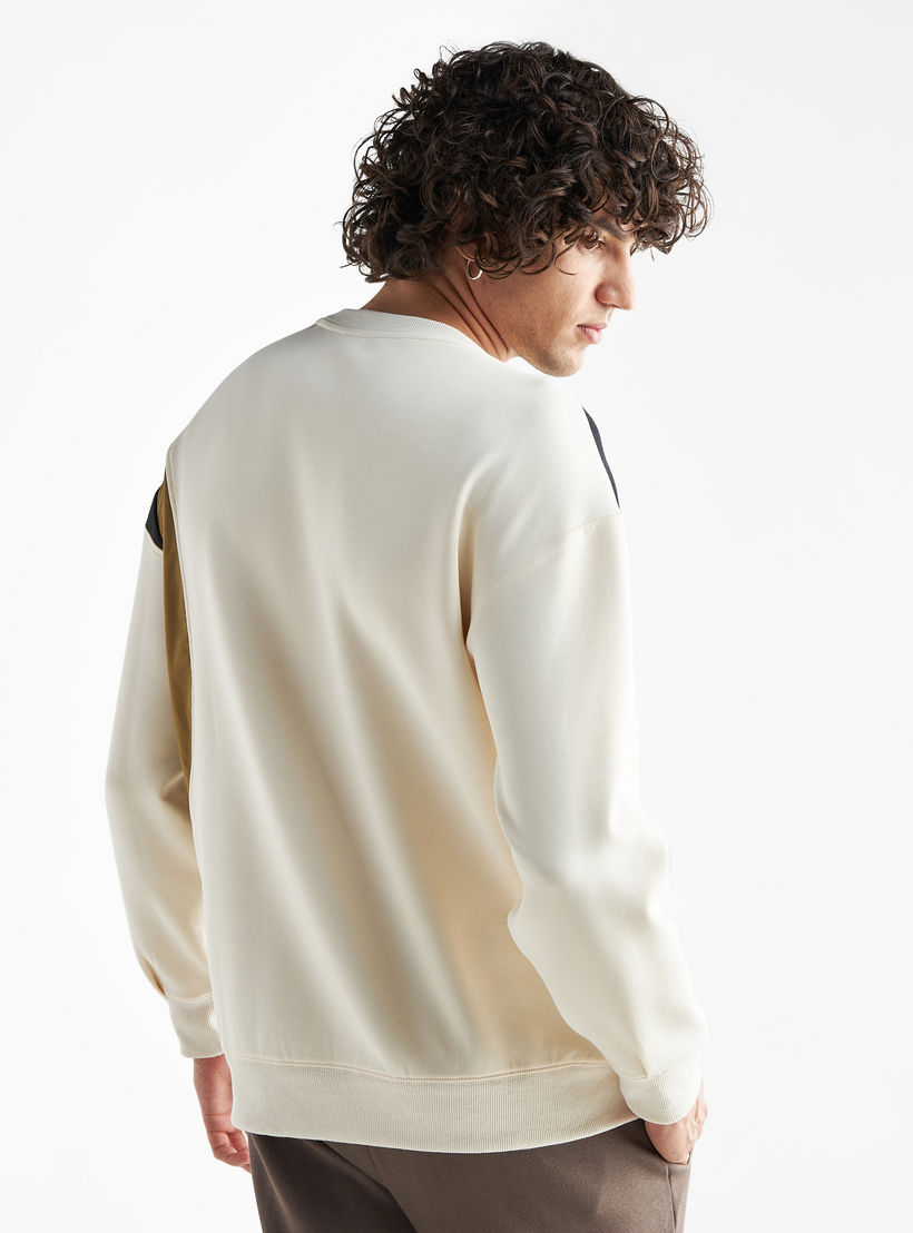 سويت شيرت بجيب وأكمام طويلة-men-winterwear-hoodiesandsweatshirts-image-3