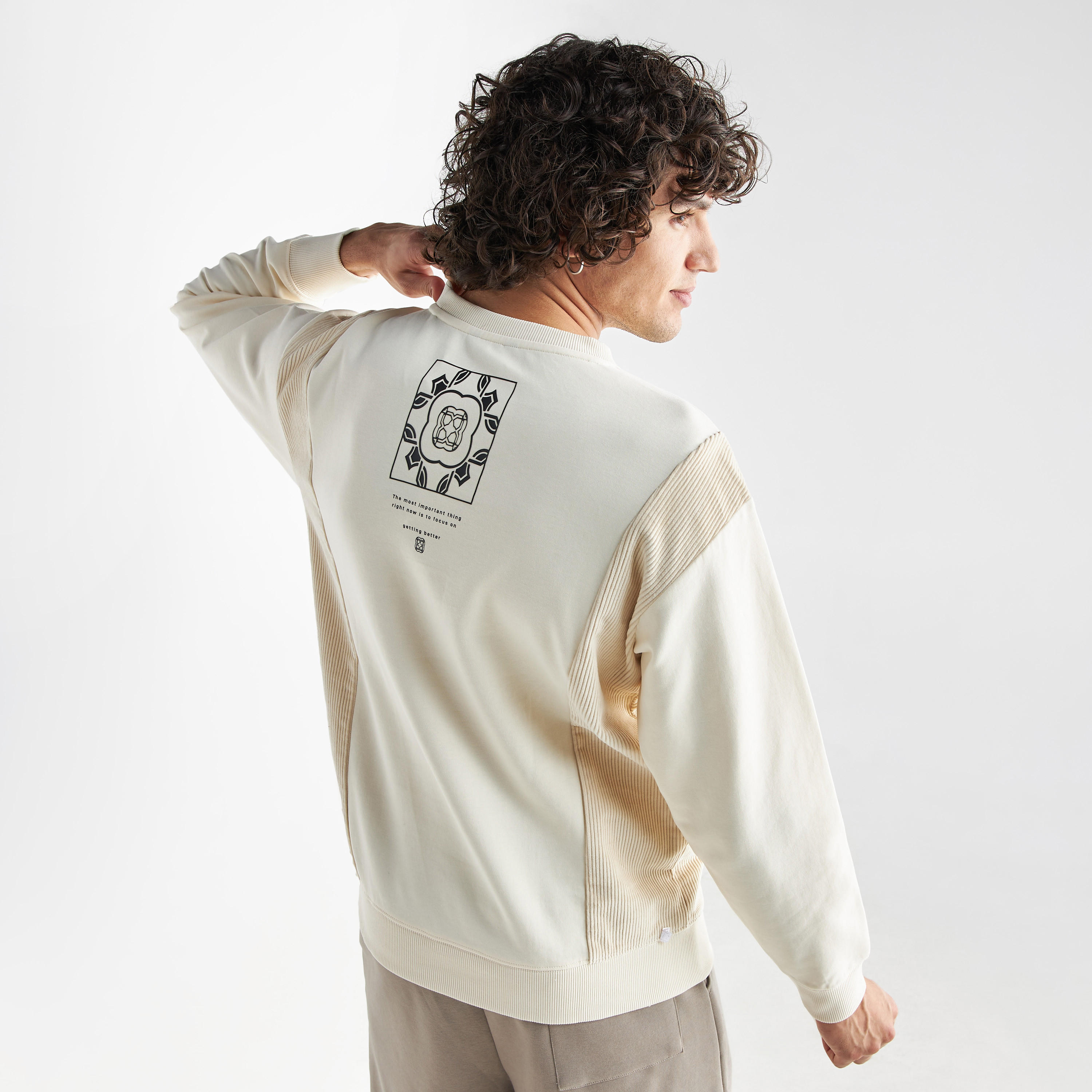سويت شيرت بياقة ضيّقة وأكمام طويلة-men-winterwear-hoodiesandsweatshirts-image-1