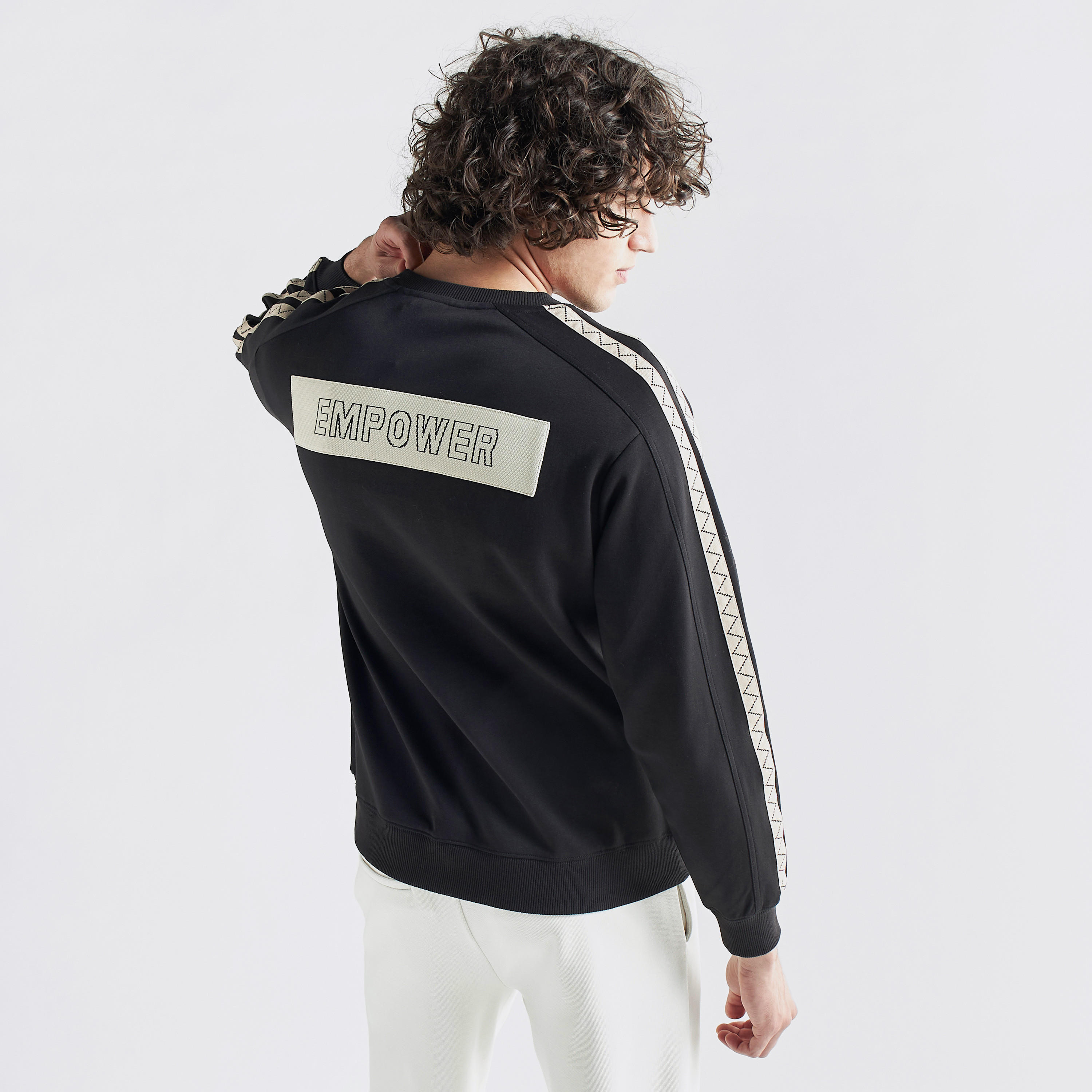 سويت شيرت بتفاصيل شريطة وأكمام طويلة-men-winterwear-hoodiesandsweatshirts-image-1