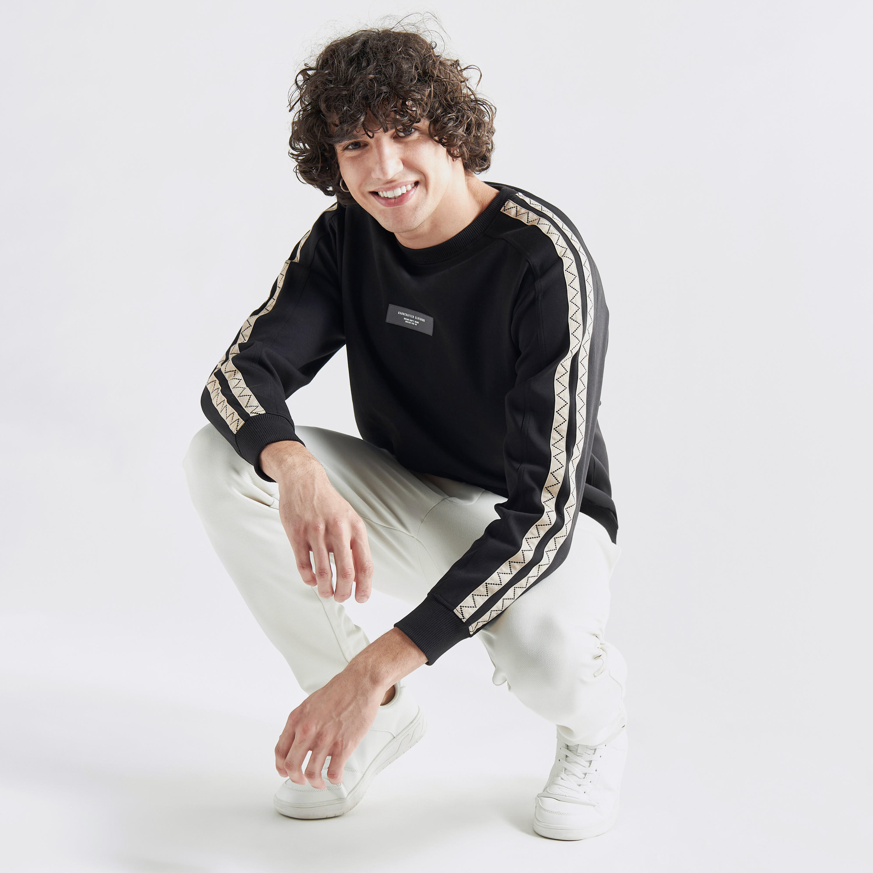 سويت شيرت بتفاصيل شريطة وأكمام طويلة-men-winterwear-hoodiesandsweatshirts-image-2