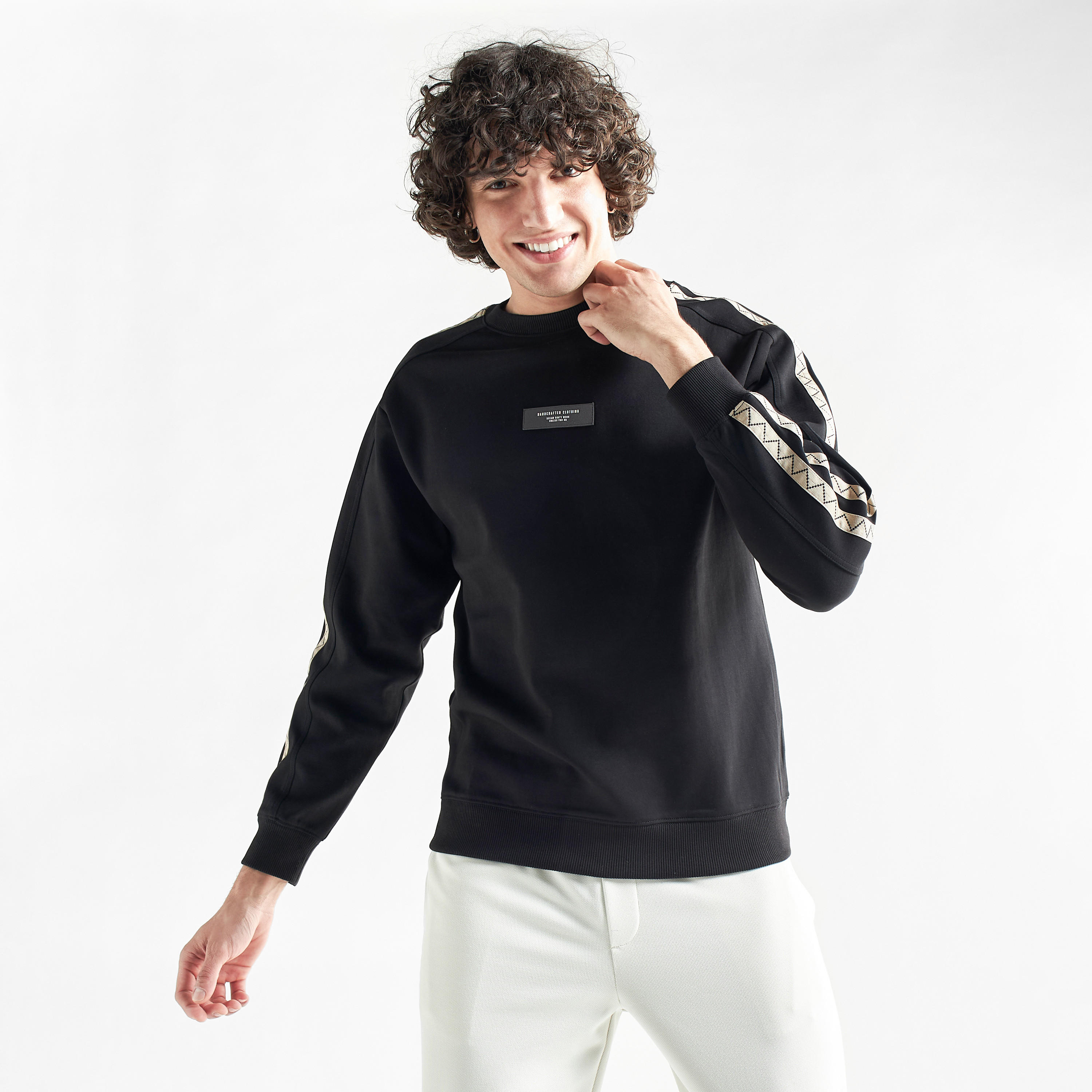 سويت شيرت بتفاصيل شريطة وأكمام طويلة-men-winterwear-hoodiesandsweatshirts-image-3