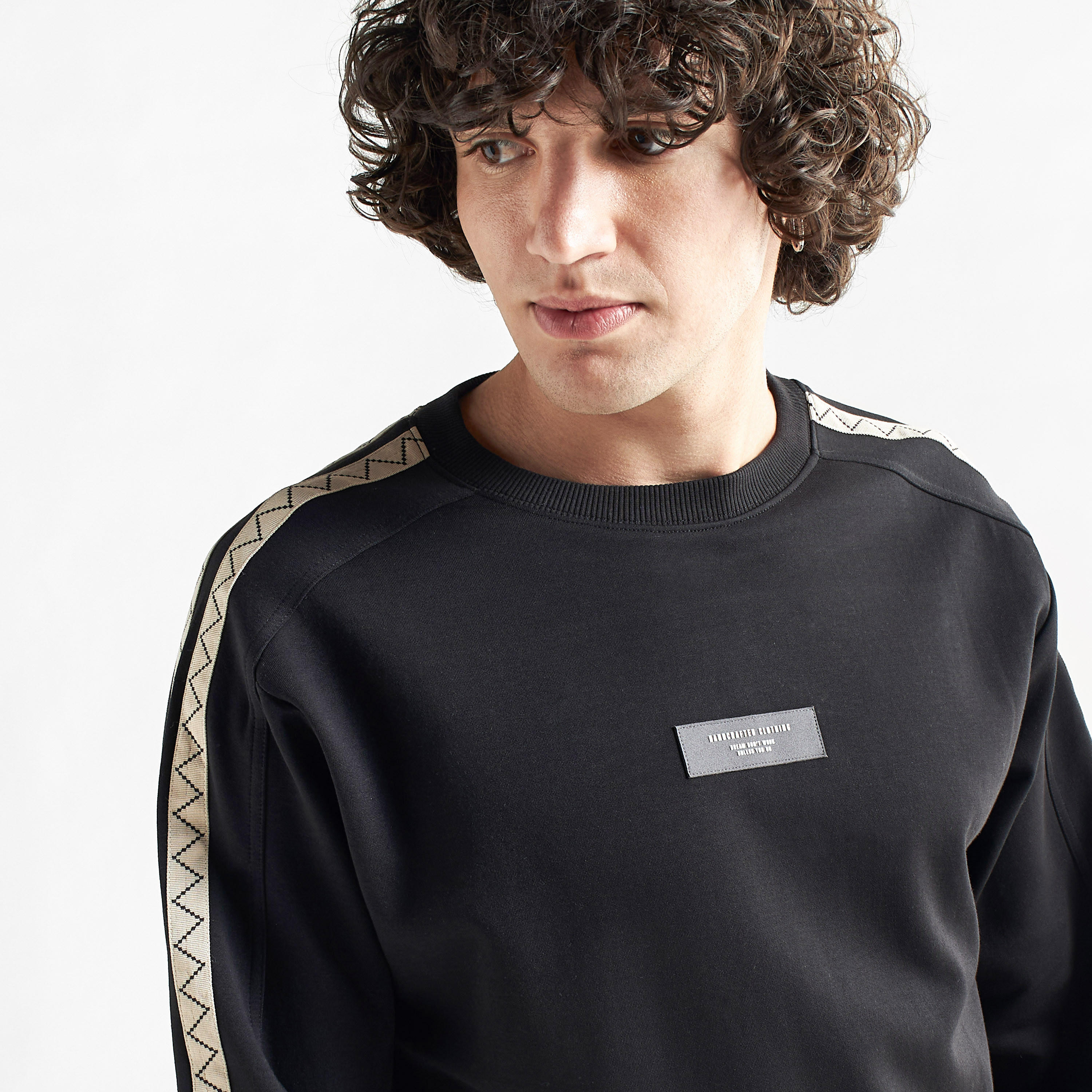 سويت شيرت بتفاصيل شريطة وأكمام طويلة-men-winterwear-hoodiesandsweatshirts-image-4