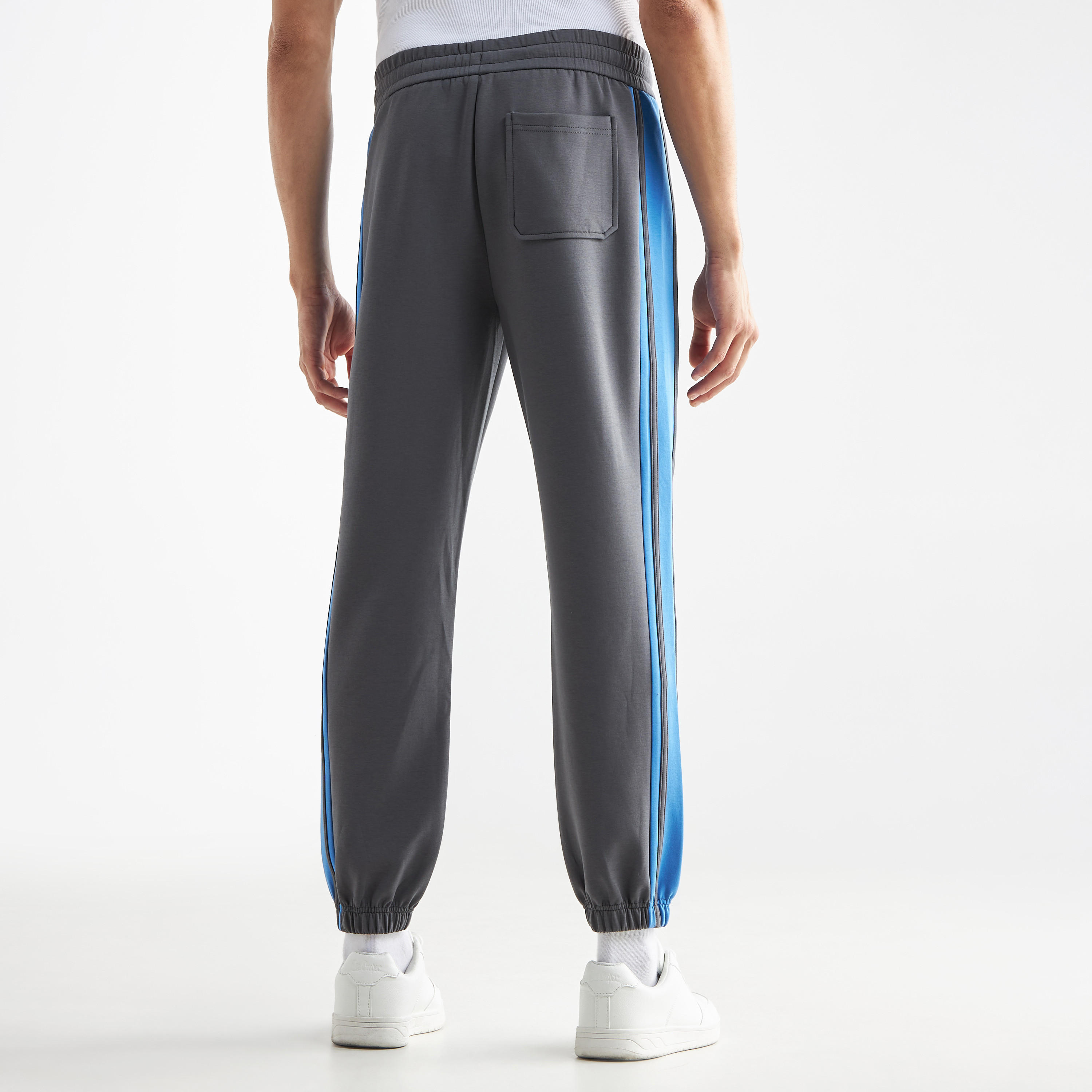 بنطلون رياضي مخطّط برباط إغلاق وجيوب-men-clothing-bottoms-joggers-image-2