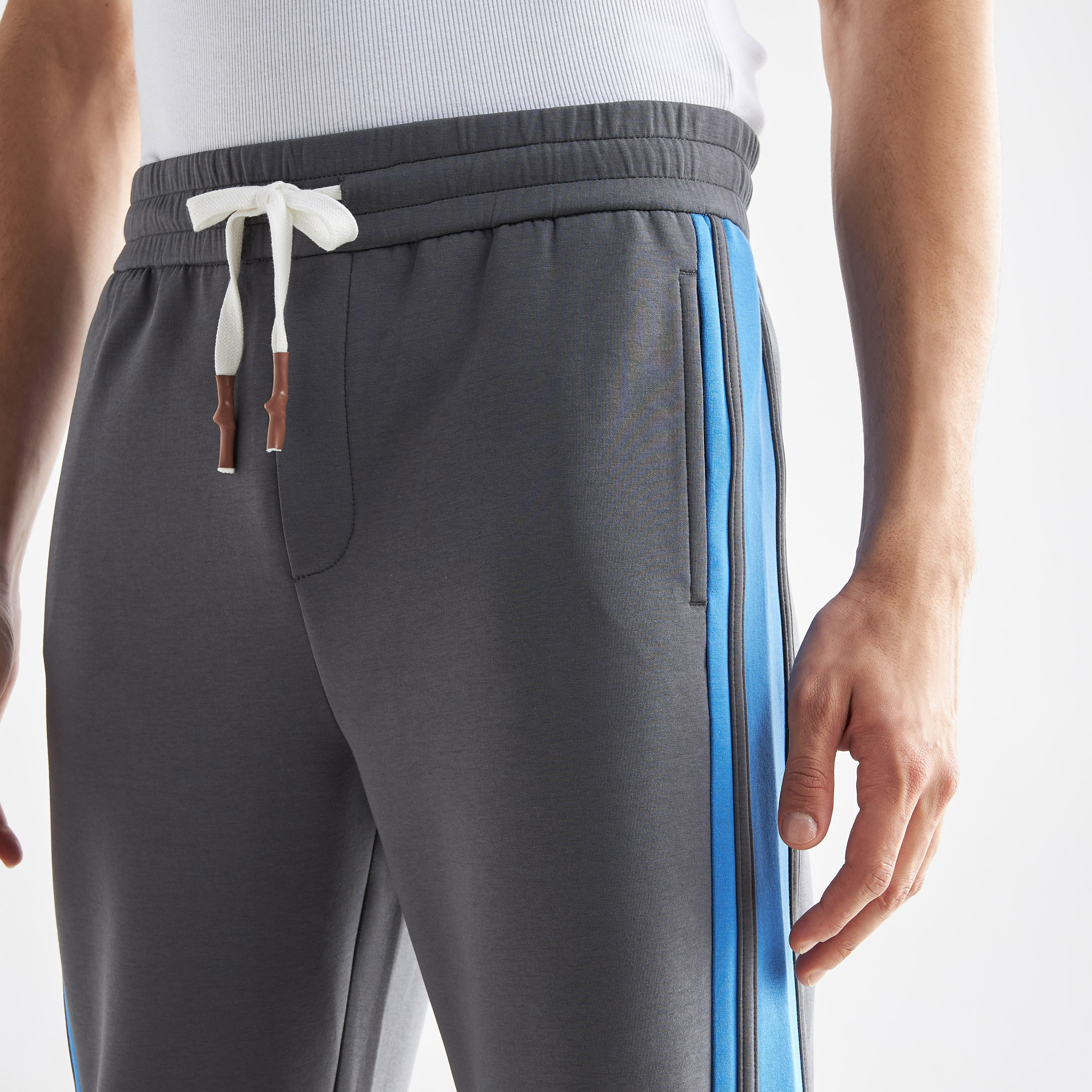 بنطلون رياضي مخطّط برباط إغلاق وجيوب-men-clothing-bottoms-joggers-image-1
