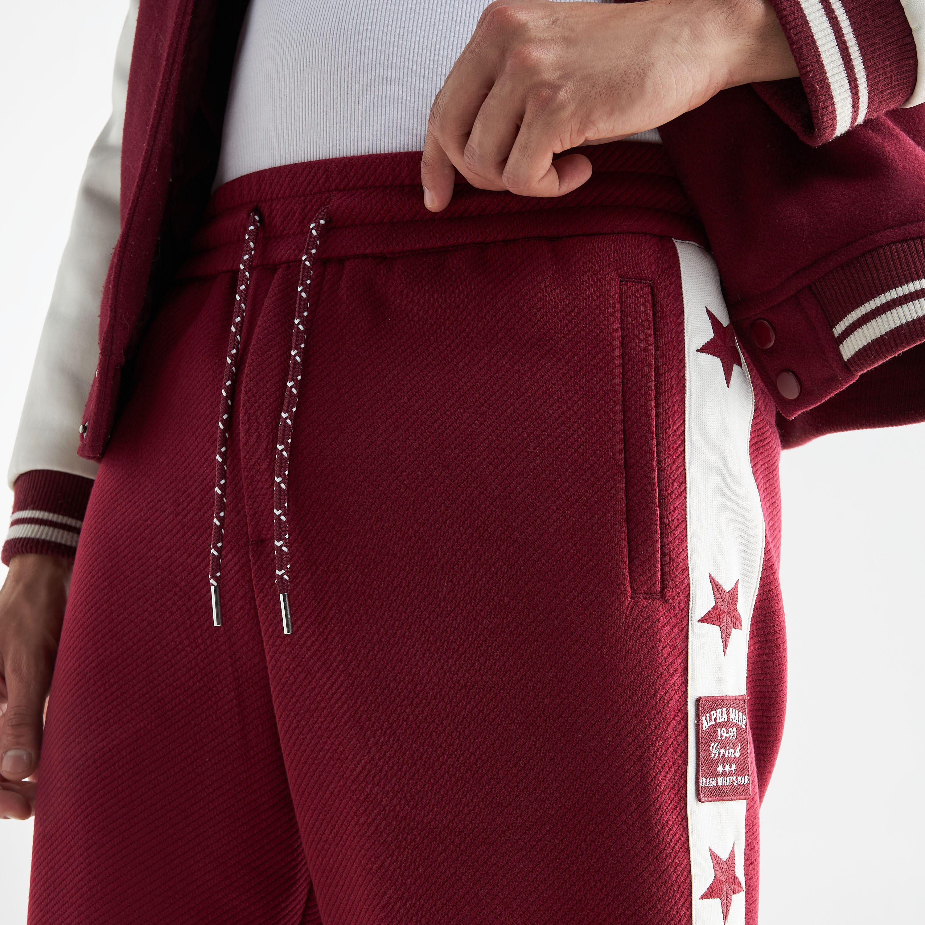بنطلون رياضي بجيوب جانبية ورباط إغلاق-men-clothing-bottoms-joggers-image-1