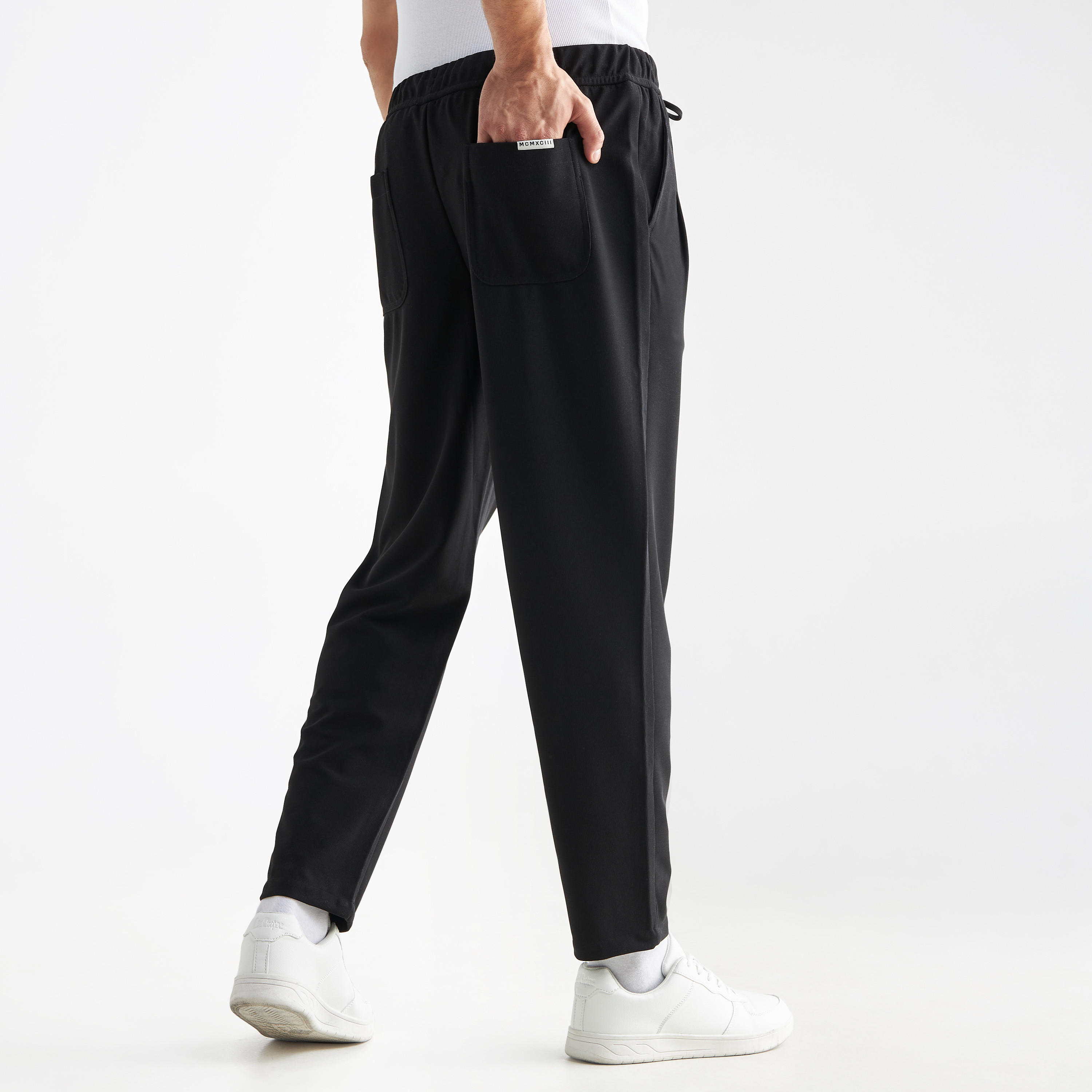 بنطلون رياضي بخصر مرن وجيوب-men-clothing-bottoms-joggers-image-2