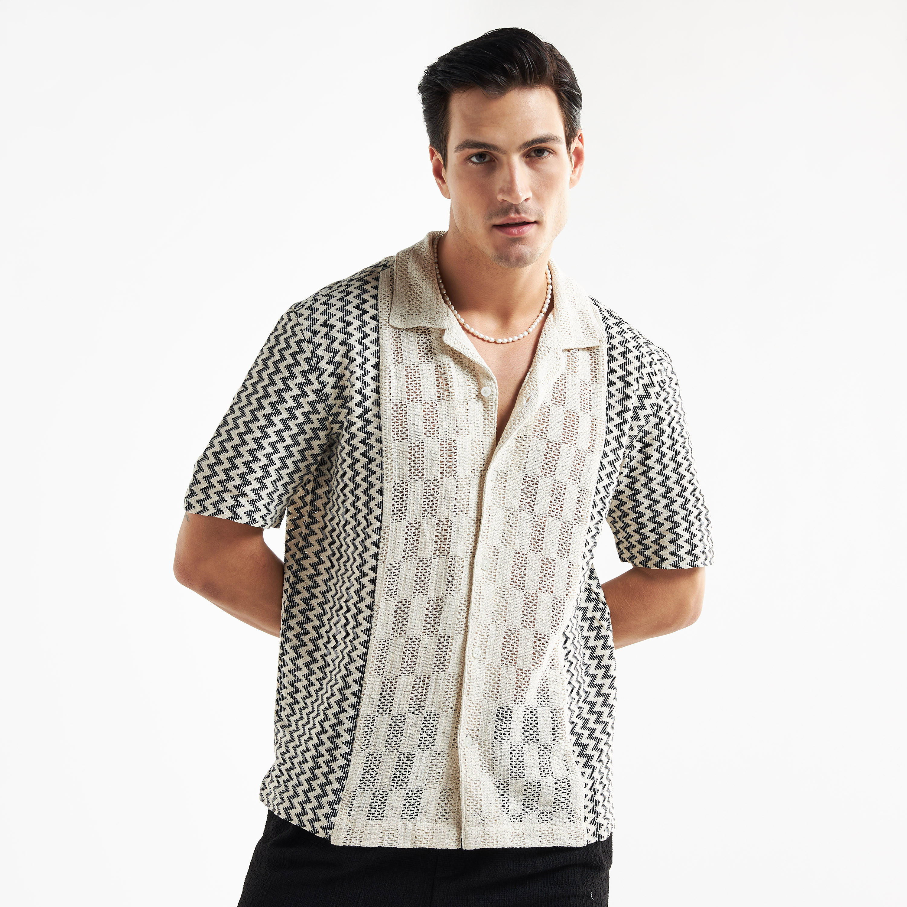 قميص بارز الملمس شيفرون بأكمام قصيرة وياقة طويلة-men-clothing-shirts-image-1