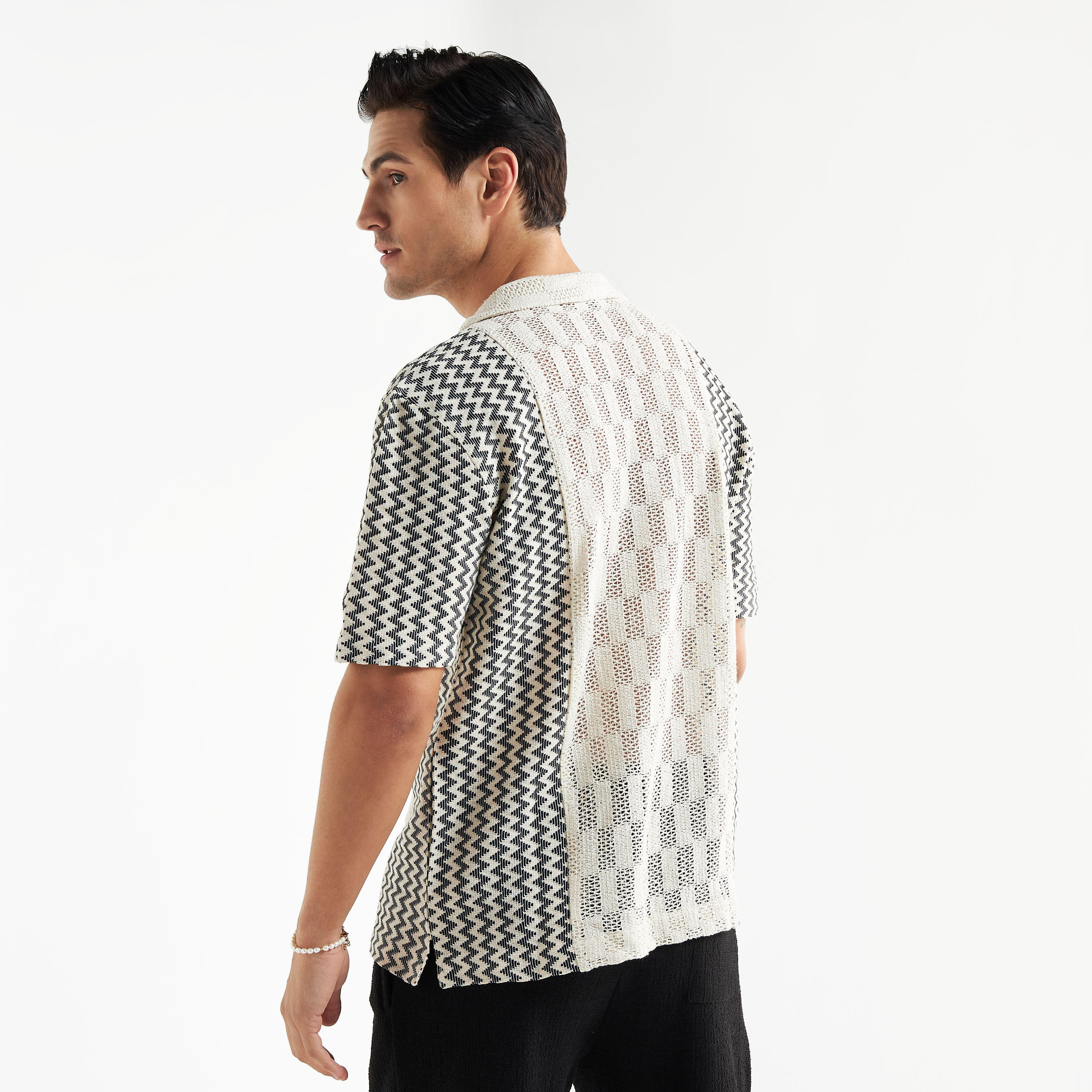 قميص بارز الملمس شيفرون بأكمام قصيرة وياقة طويلة-men-clothing-shirts-image-3