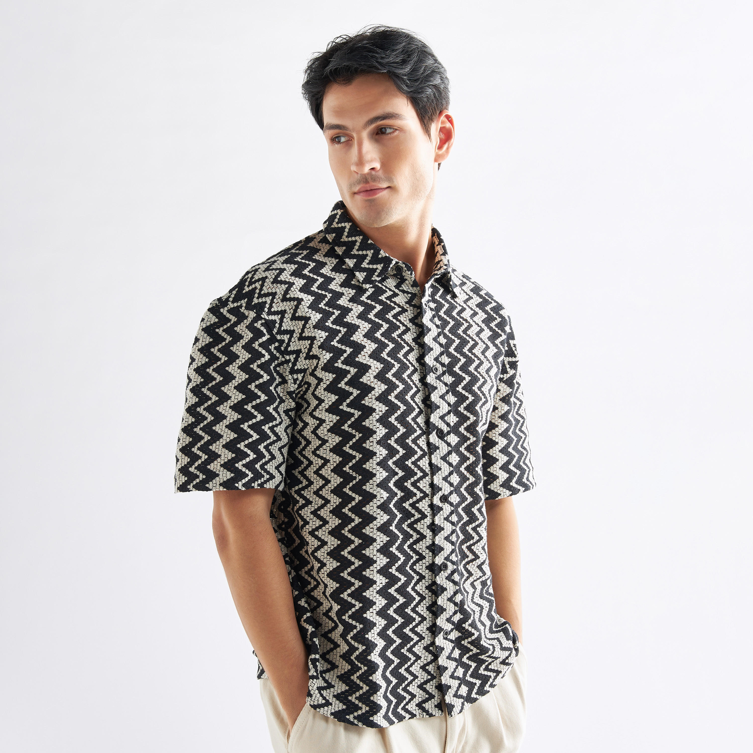 قميص شيفرون بارز الملمس بأكمام قصيرة-men-clothing-shirts-image-1