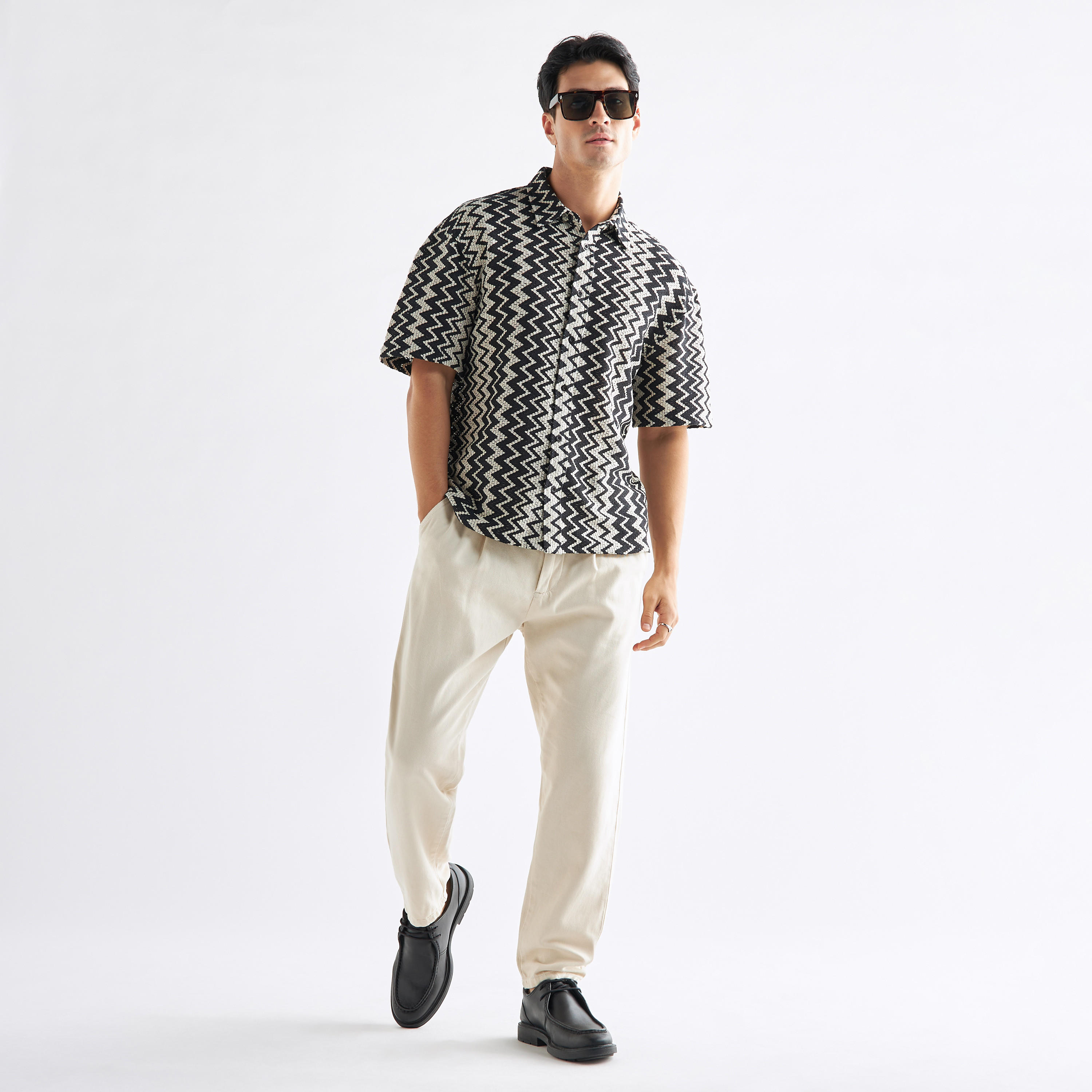 قميص شيفرون بارز الملمس بأكمام قصيرة-men-clothing-shirts-image-2