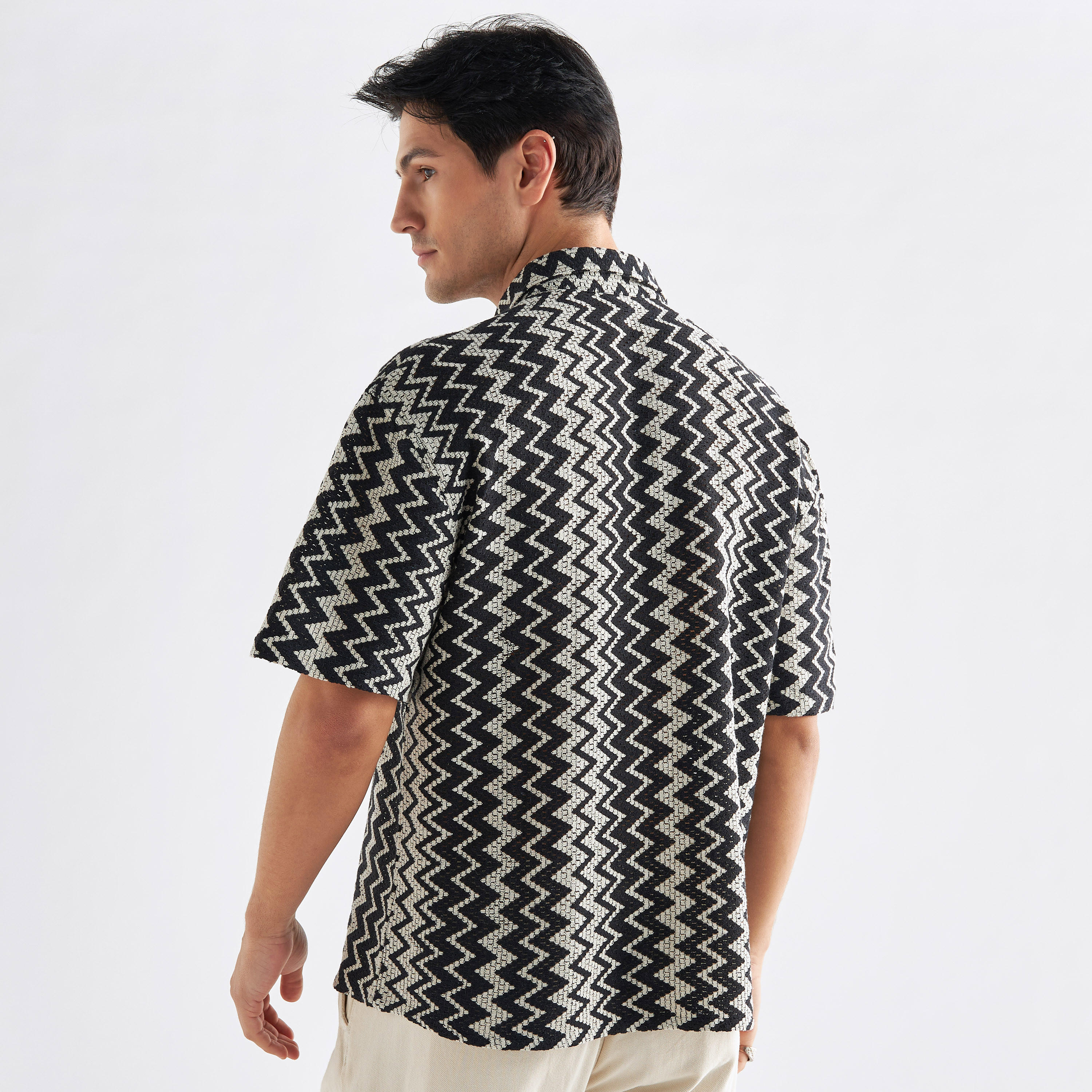 قميص شيفرون بارز الملمس بأكمام قصيرة-men-clothing-shirts-image-3