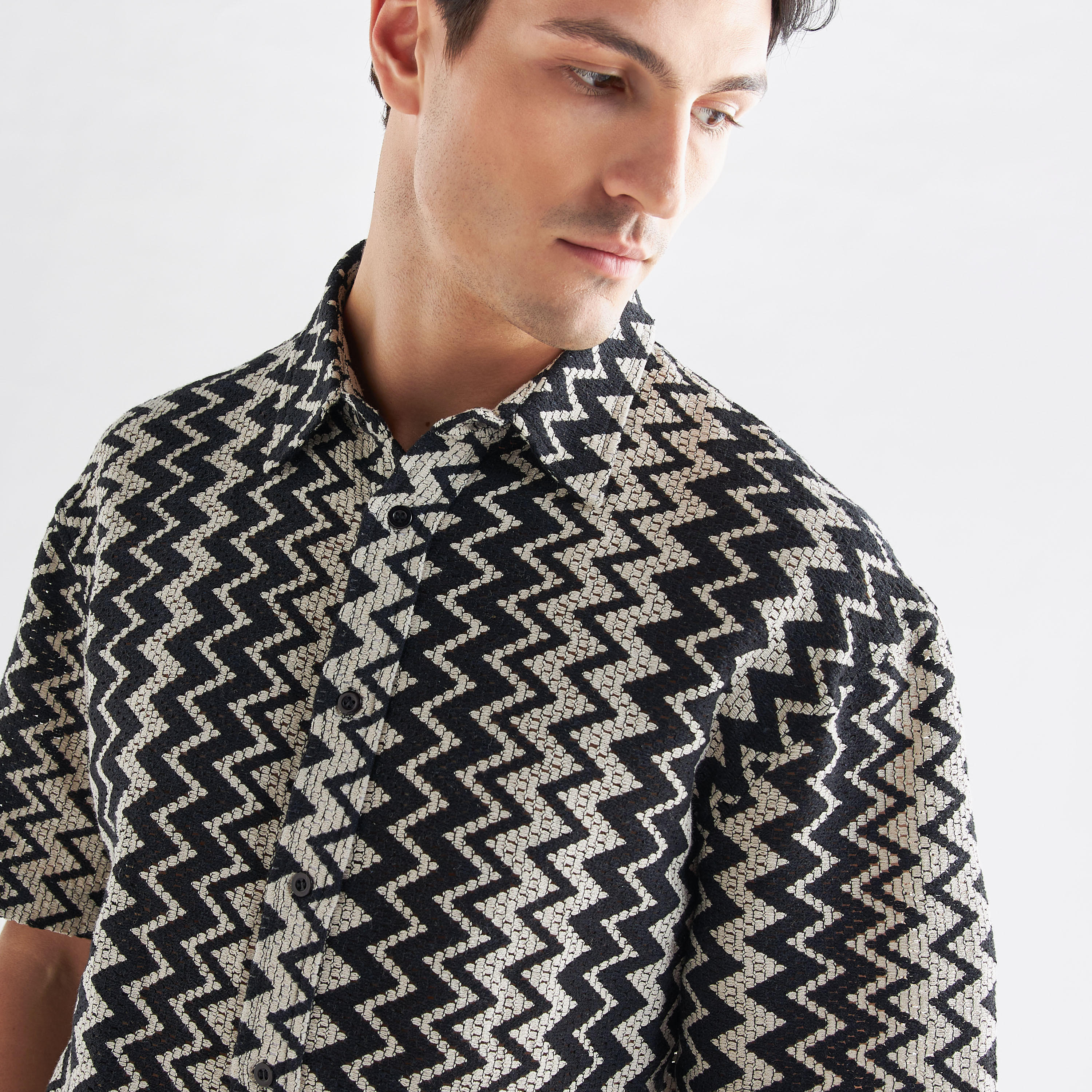 قميص شيفرون بارز الملمس بأكمام قصيرة-men-clothing-shirts-image-4
