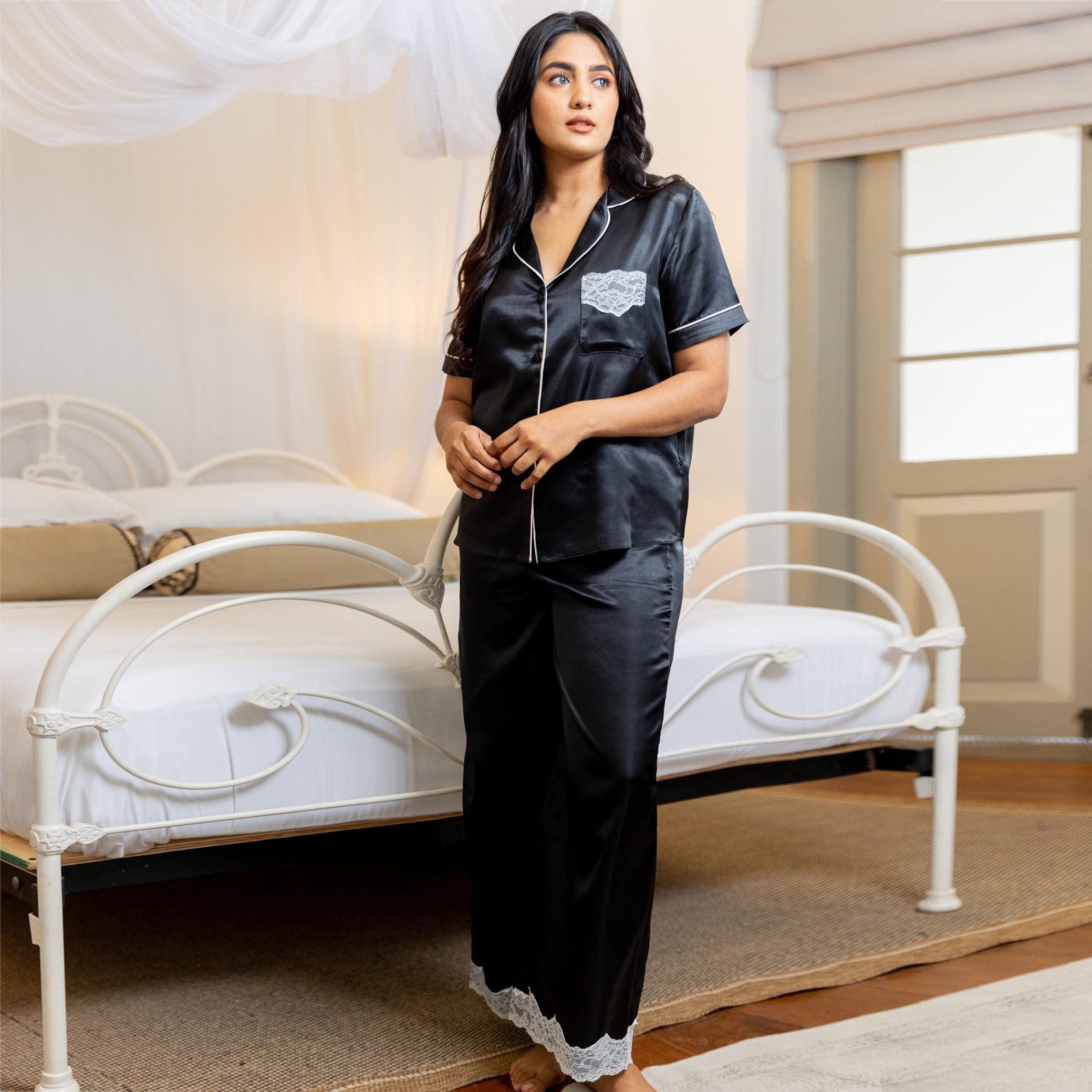 طقم بنطلون بيحاما وقميص ساتين بتفاصيل دانتيل من آدارايا-women-clothing-nightwear-pyjamas-longsets-image-2