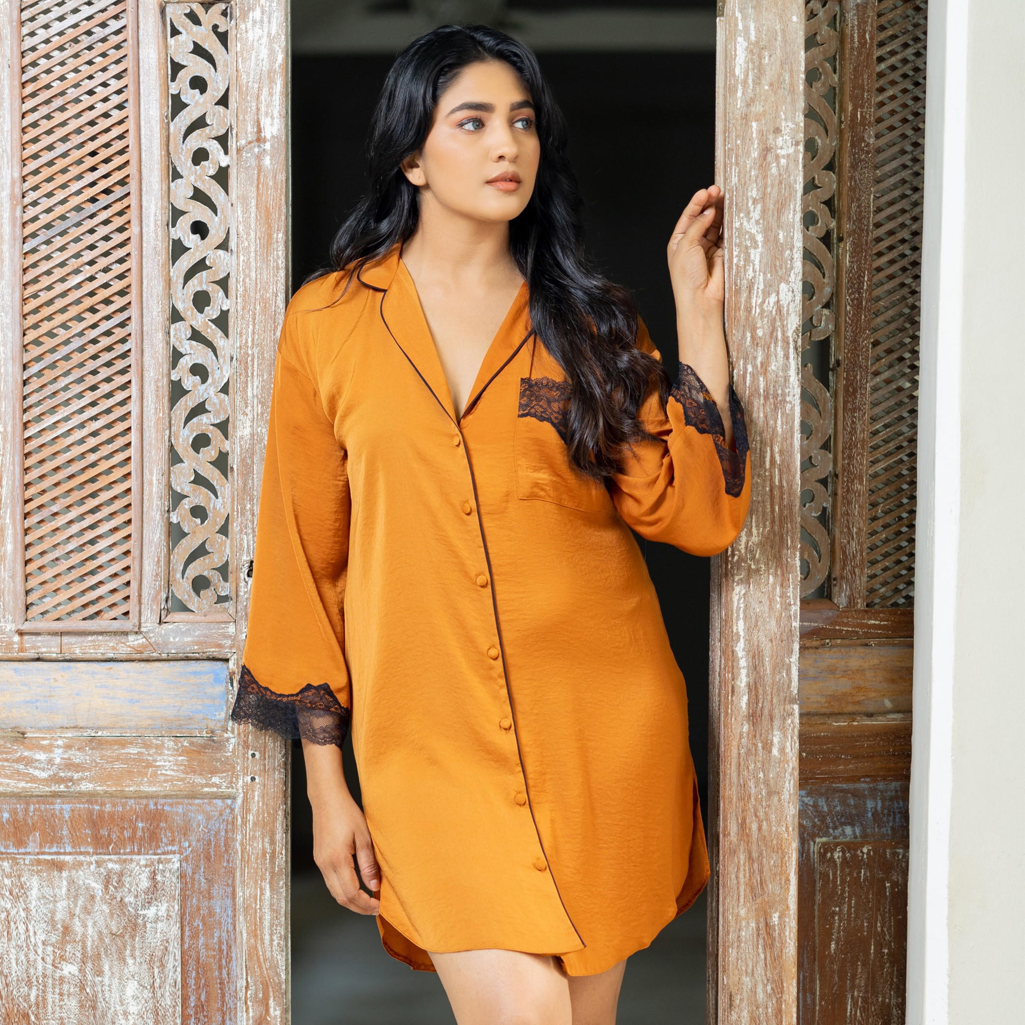 قميص نوم ساتين بأكمام طويلة وتفاصيل دانتيل من آدارايا-women-clothing-nightwear-nighties-image-1