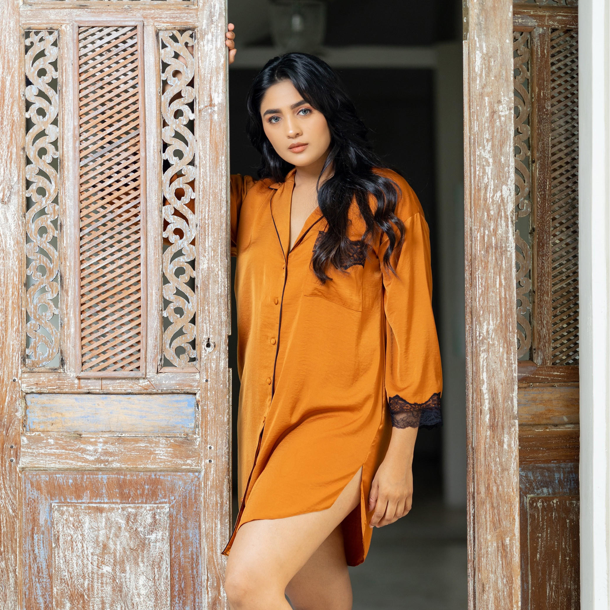 قميص نوم ساتين بأكمام طويلة وتفاصيل دانتيل من آدارايا-women-clothing-nightwear-nighties-image-2