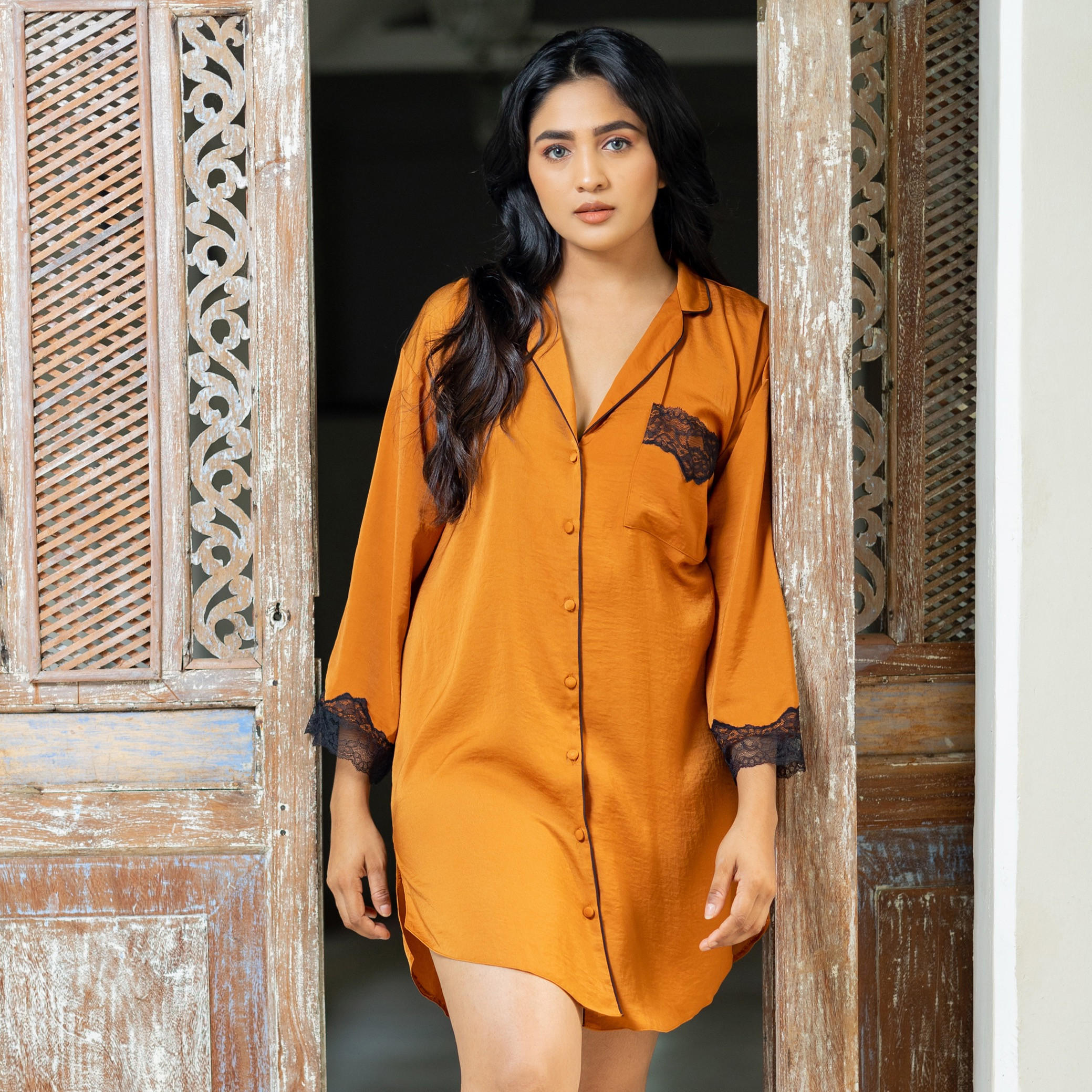 قميص نوم ساتين بأكمام طويلة وتفاصيل دانتيل من آدارايا-women-clothing-nightwear-nighties-image-3