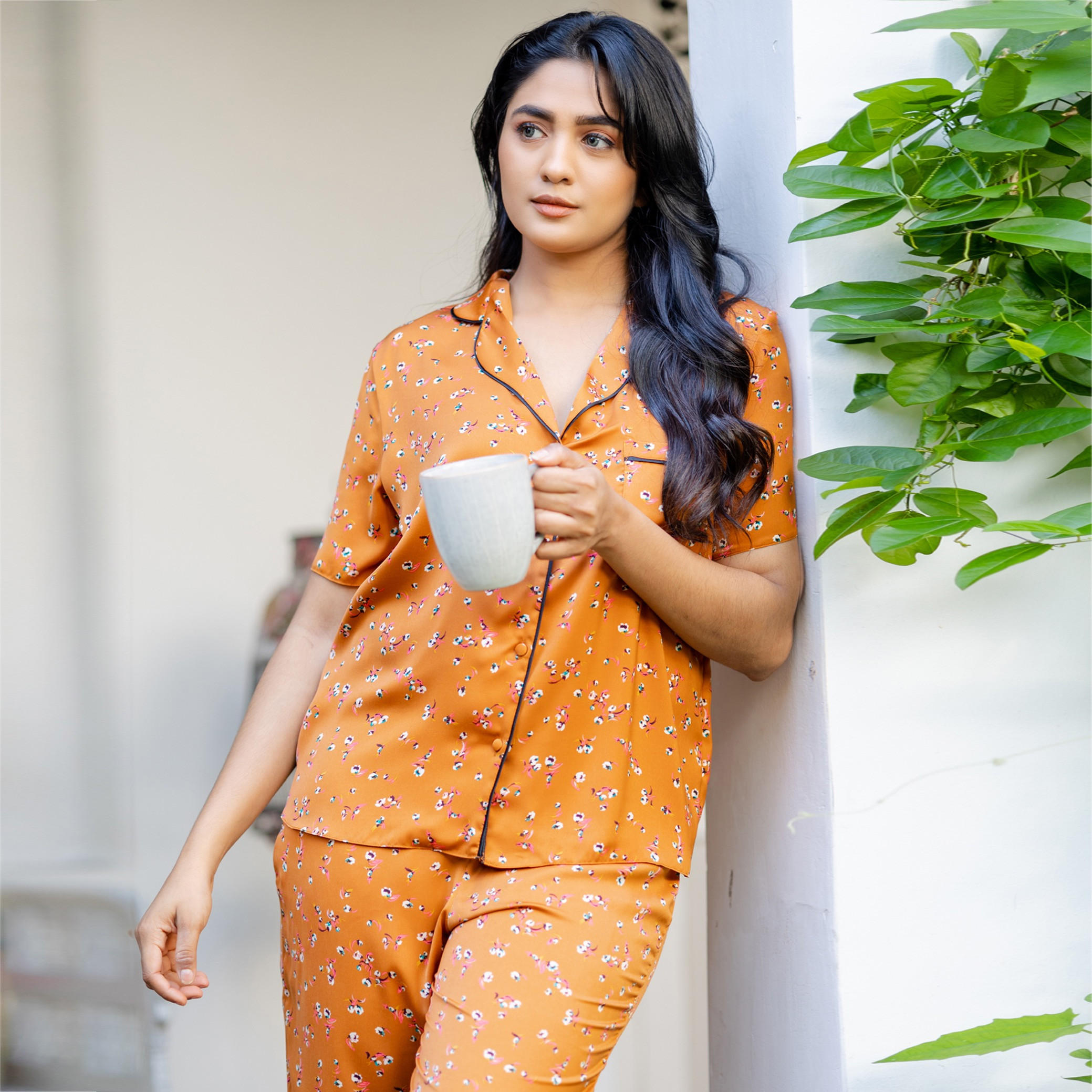 طقم بنطلون بيجاما وقميص ساتان بطبعات أزهار من آدارايا-women-clothing-nightwear-pyjamas-longsets-image-1