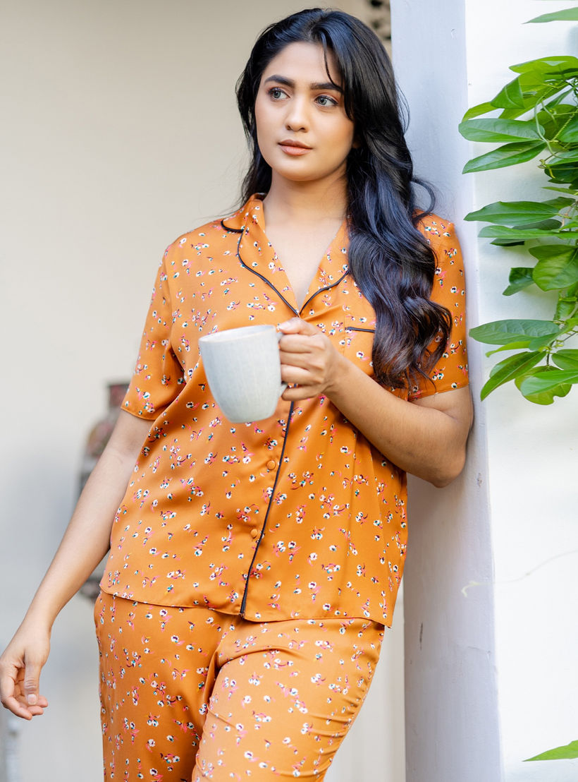 طقم بنطلون بيجاما وقميص ساتان بطبعات أزهار من آدارايا-women-clothing-nightwear-pyjamas-longsets-image-1