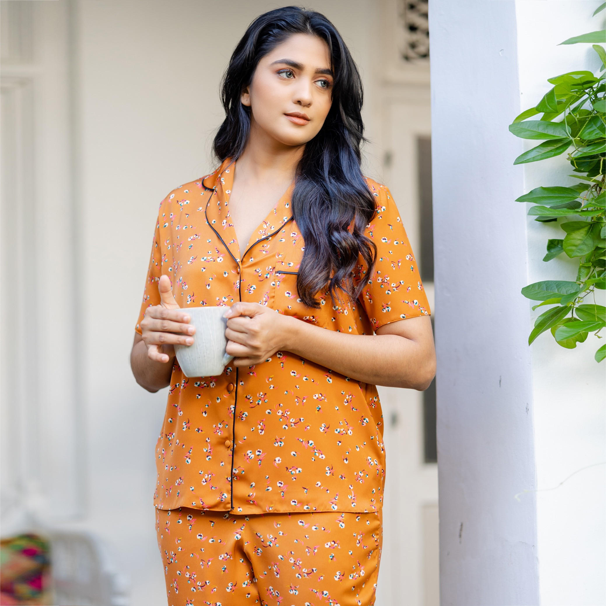 طقم بنطلون بيجاما وقميص ساتان بطبعات أزهار من آدارايا-women-clothing-nightwear-pyjamas-longsets-image-2