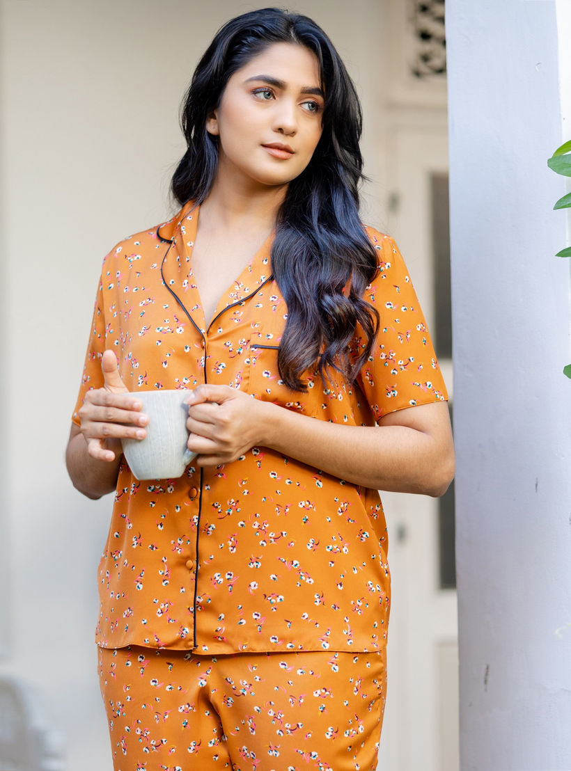 طقم بنطلون بيجاما وقميص ساتان بطبعات أزهار من آدارايا-women-clothing-nightwear-pyjamas-longsets-image-2