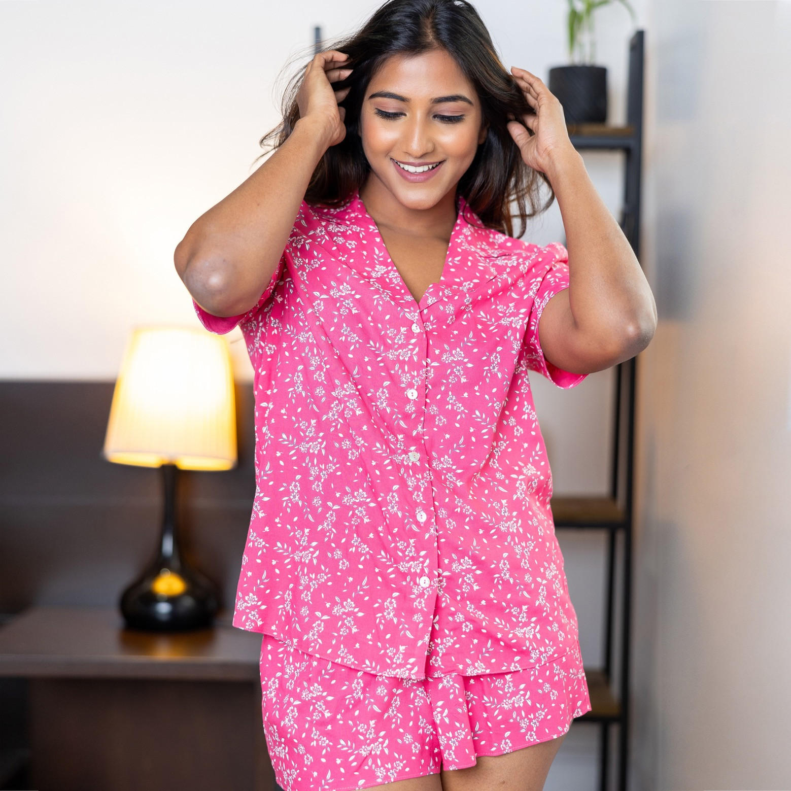 طقم شورت وقميص حرير رايون بطبعات أزهار من آدارايا-women-clothing-nightwear-pyjamas-shortsets-image-1