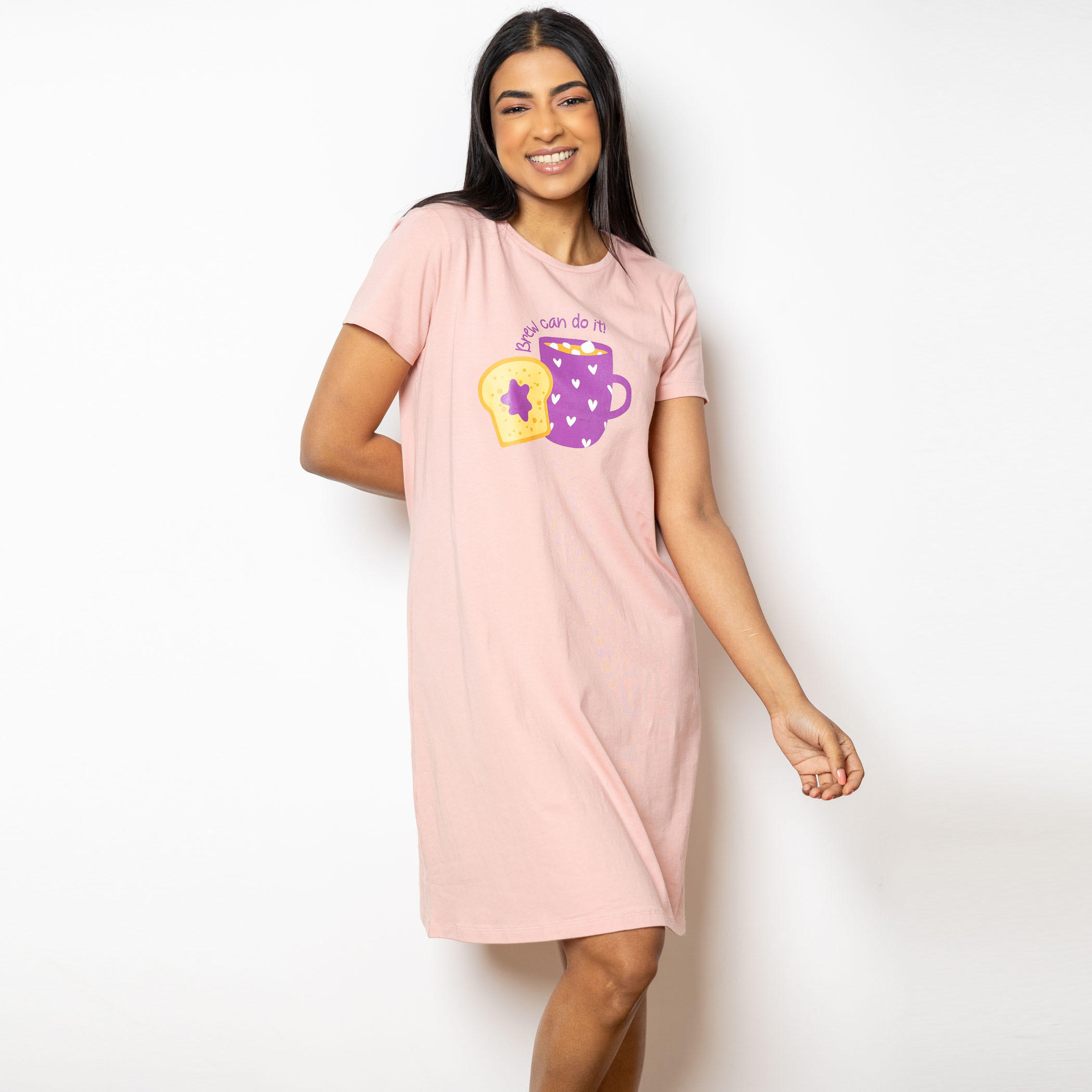 قميص نوم بياقة مستديرة وأكمام قصيرة وطبعات جرافيك من آدارايا-women-clothing-nightwear-nighties-image-1