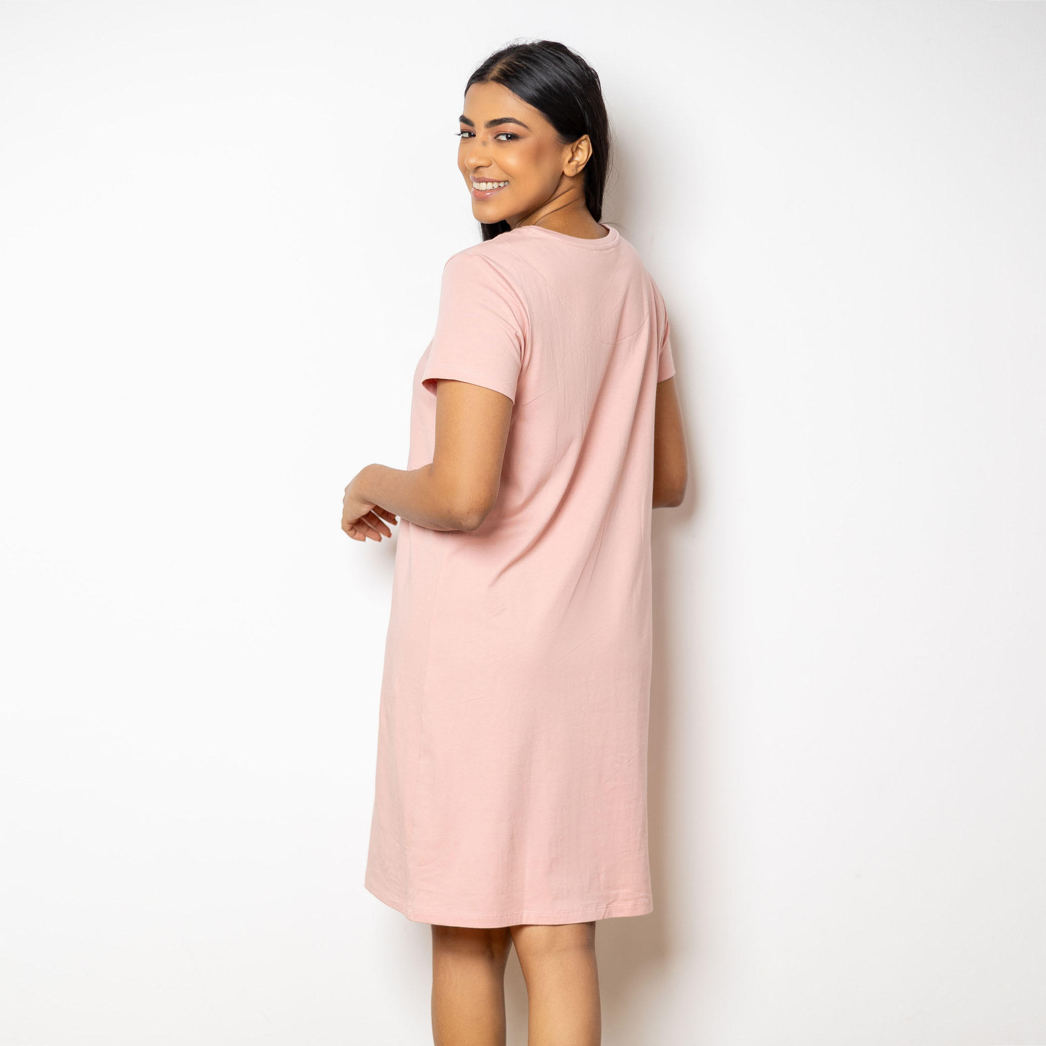 قميص نوم بياقة مستديرة وأكمام قصيرة وطبعات جرافيك من آدارايا-women-clothing-nightwear-nighties-image-3