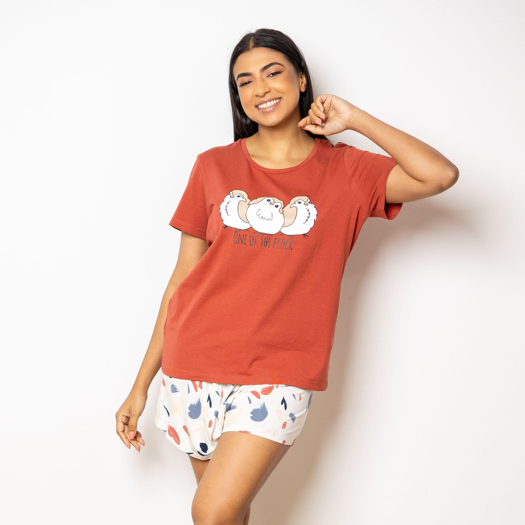 طقم تيشيرت بياقة مستديرة وطبعات مع شورت من آدارايا-women-clothing-nightwear-pyjamas-shortsets-image-2