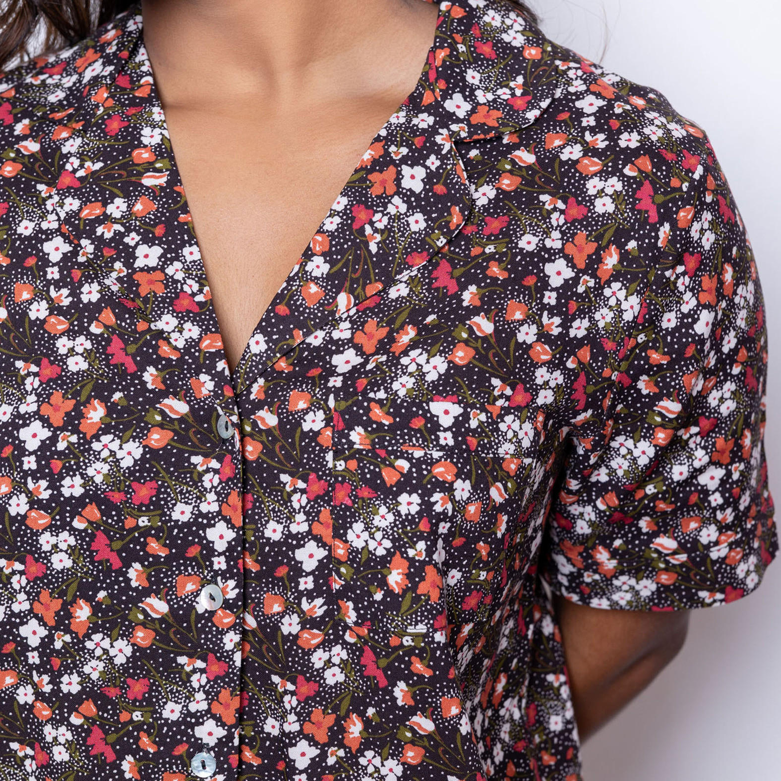 طقم بنطلون بيجاما وقميص حرير رايون بطبعات أزهار من آدارايا-women-clothing-nightwear-pyjamas-longsets-image-2