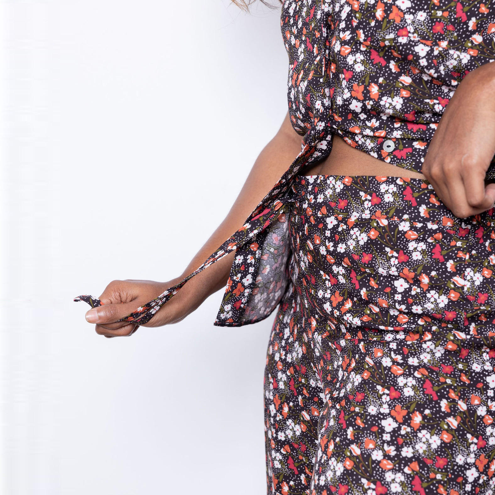 طقم بنطلون بيجاما وقميص حرير رايون بطبعات أزهار من آدارايا-women-clothing-nightwear-pyjamas-longsets-image-3