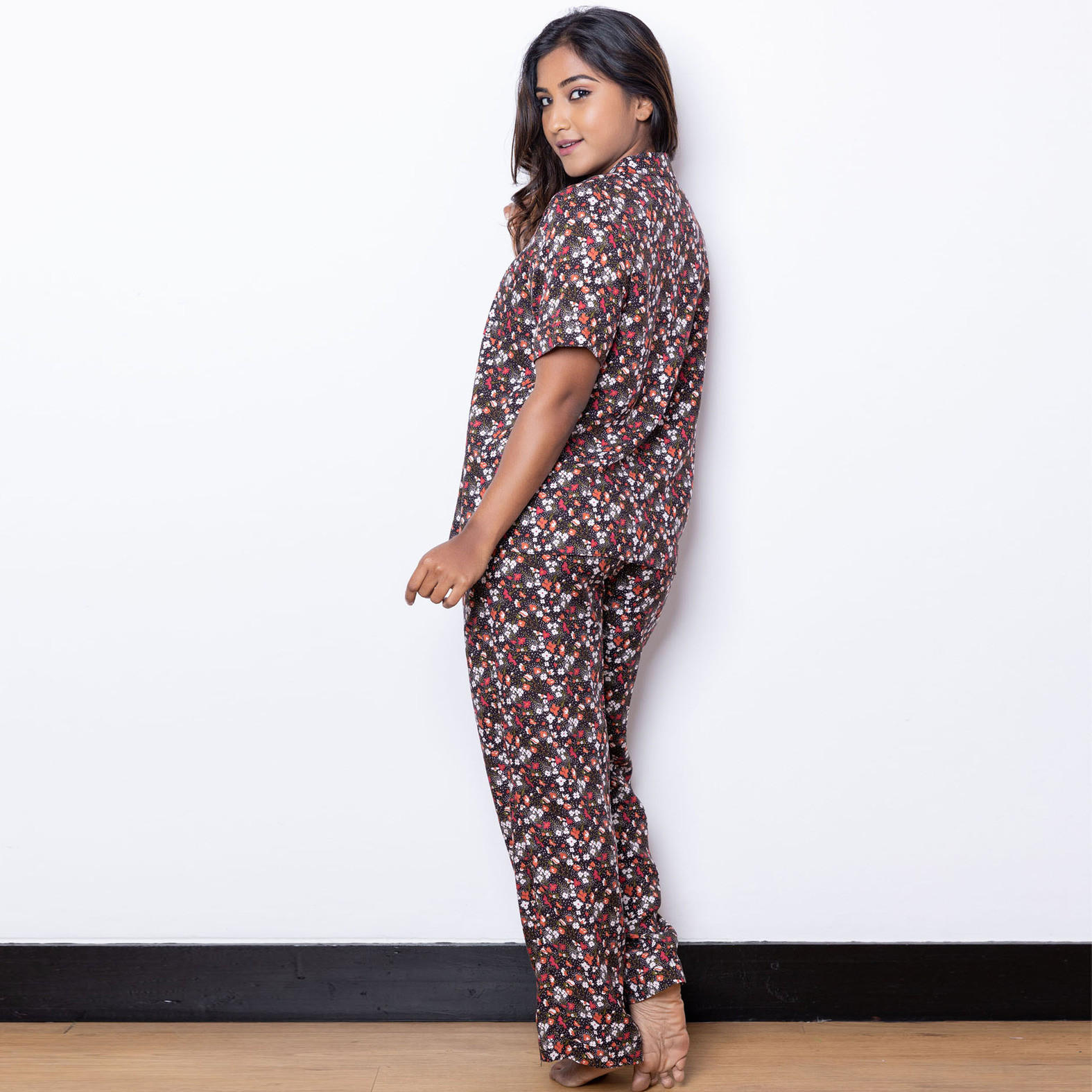 طقم بنطلون بيجاما وقميص حرير رايون بطبعات أزهار من آدارايا-women-clothing-nightwear-pyjamas-longsets-image-4