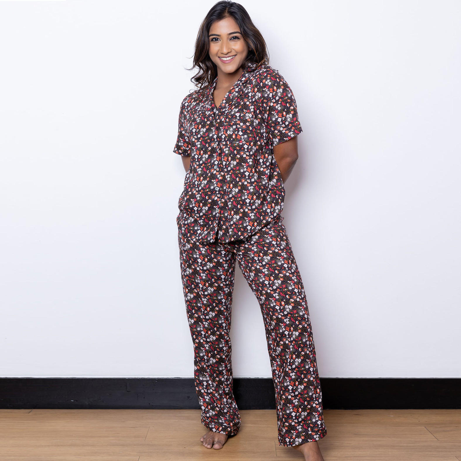 طقم بنطلون بيجاما وقميص حرير رايون بطبعات أزهار من آدارايا-women-clothing-nightwear-pyjamas-longsets-image-1