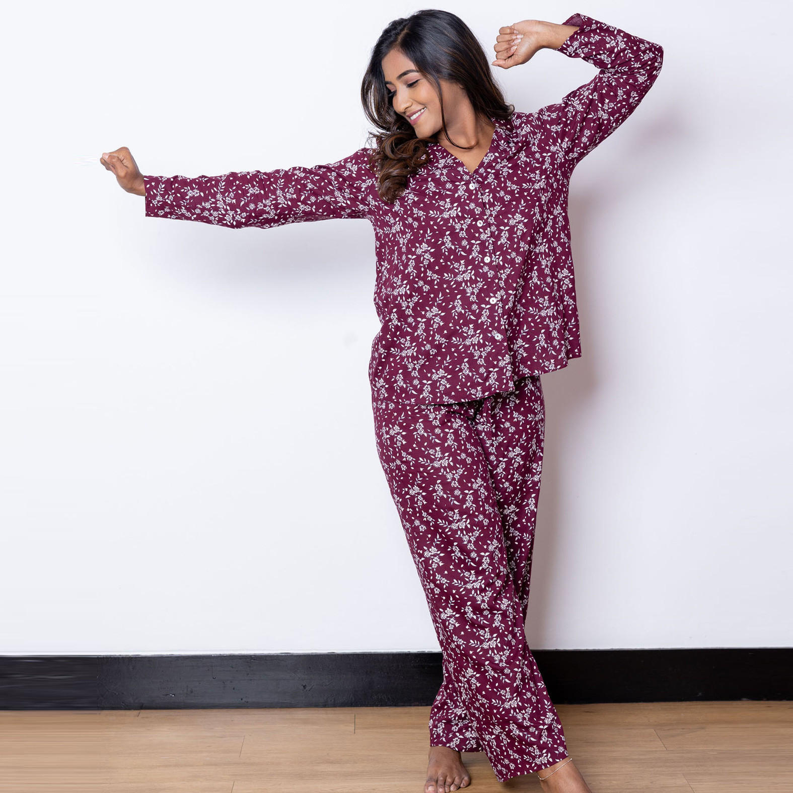 طقم بنطلون بيجاما وقميص حرير رايون بطبعات أزهار من آدارايا-women-clothing-nightwear-pyjamas-longsets-image-1