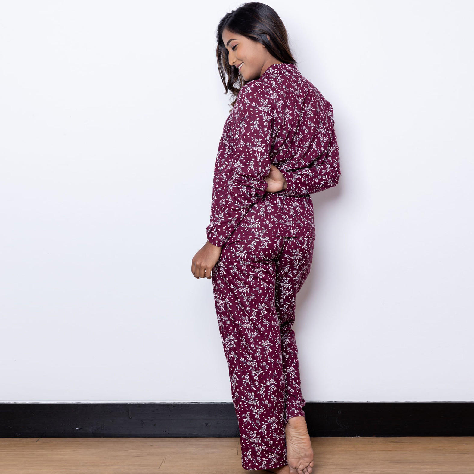 طقم بنطلون بيجاما وقميص حرير رايون بطبعات أزهار من آدارايا-women-clothing-nightwear-pyjamas-longsets-image-2