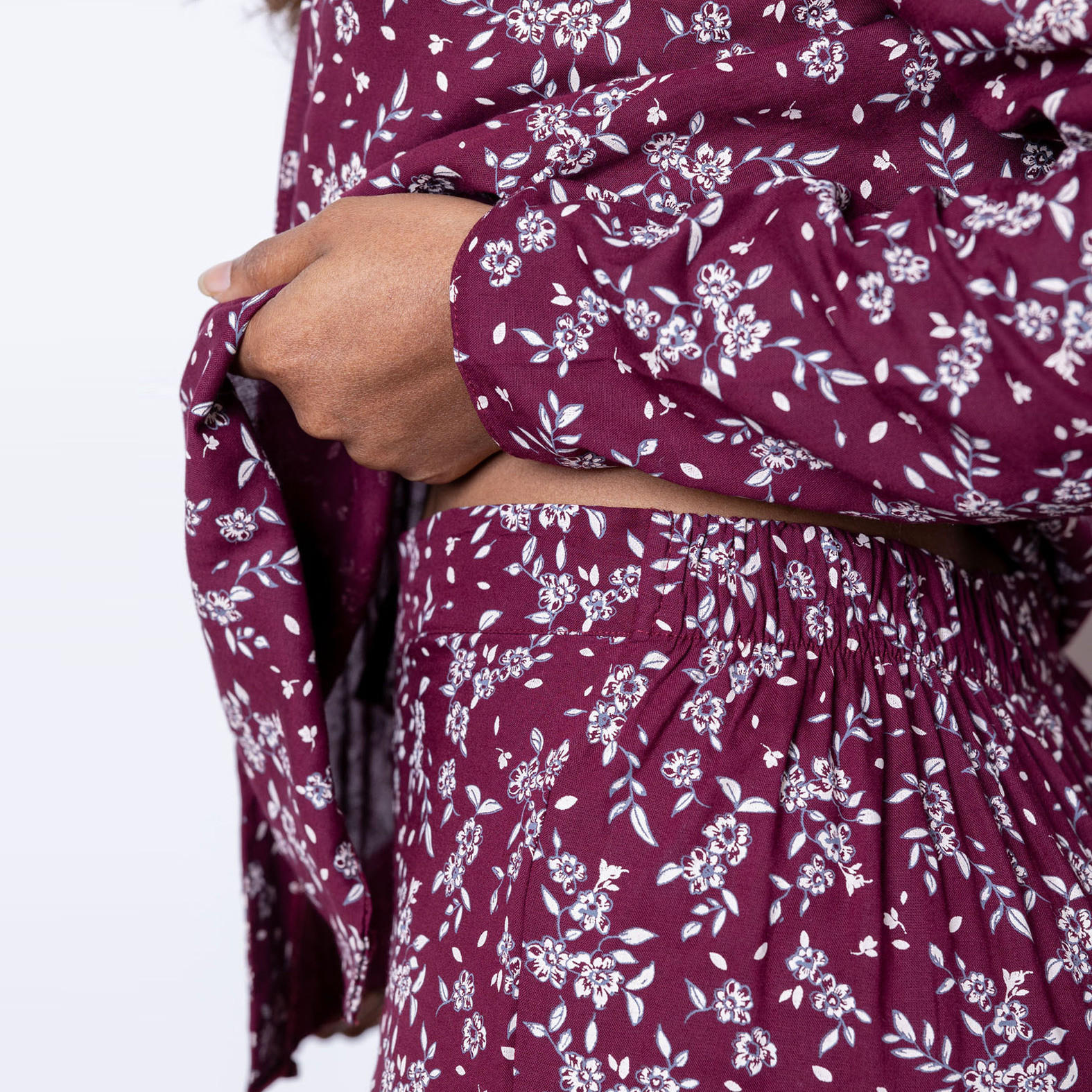 طقم بنطلون بيجاما وقميص حرير رايون بطبعات أزهار من آدارايا-women-clothing-nightwear-pyjamas-longsets-image-3