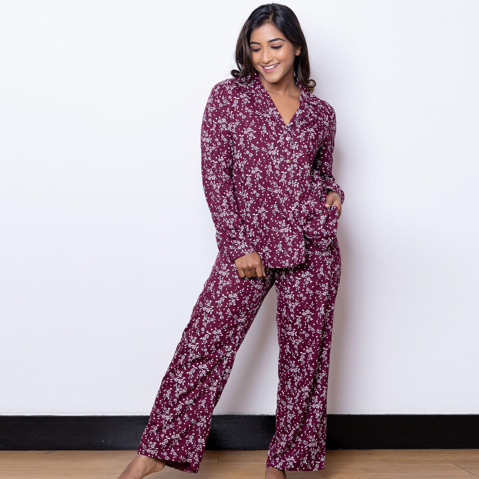 طقم بنطلون بيجاما وقميص حرير رايون بطبعات أزهار من آدارايا-women-clothing-nightwear-pyjamas-longsets-image-4