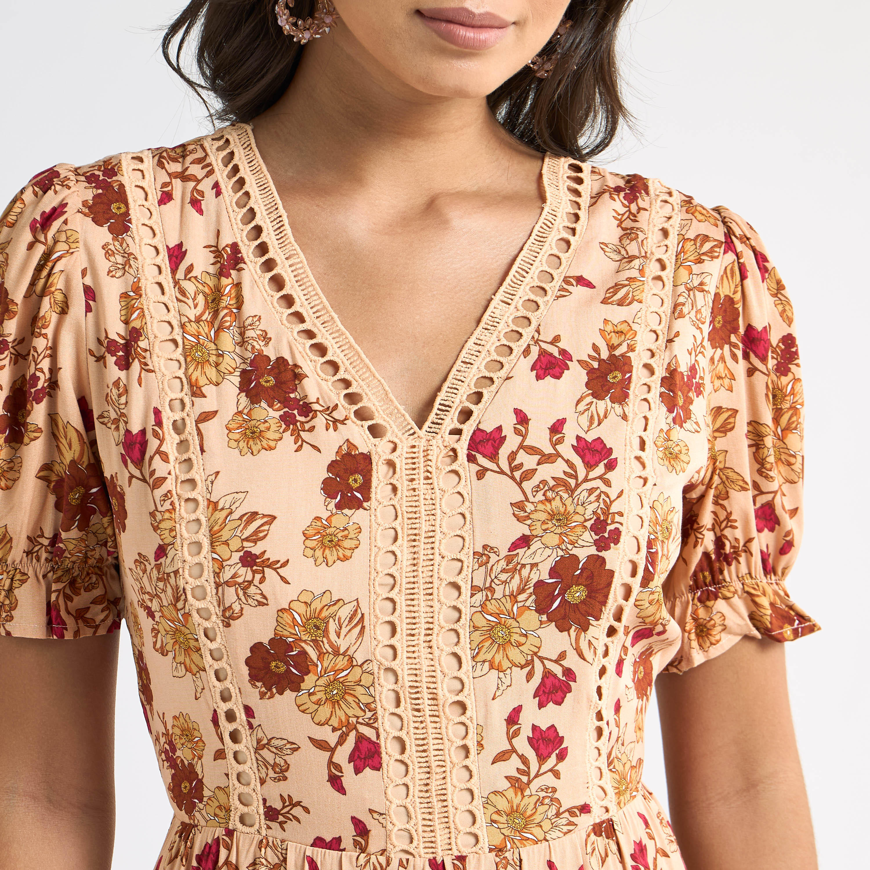 فستان إيه لاين ميدي بياقة V وأكمام منفوخة وطبعات زهرية-women-clothing-dresses-image-4