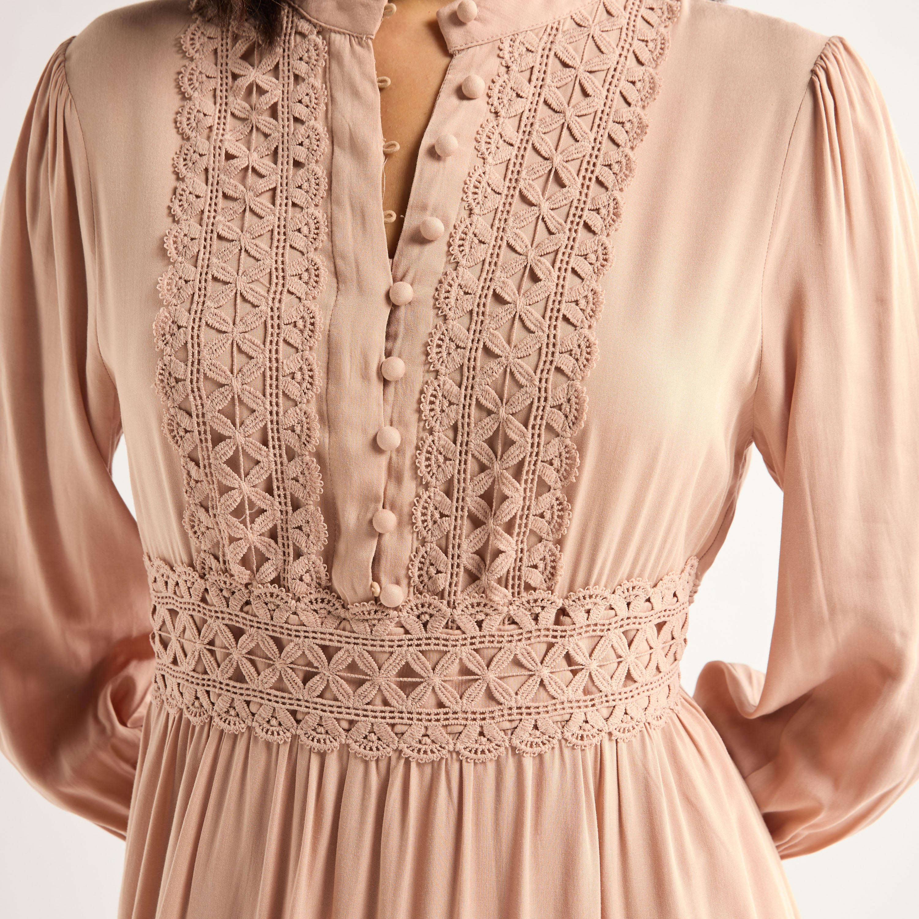 فستان فيسكوز بياقة ماندارين وأكمام طويلة وتفاصيل دانتيل-women-clothing-dresses-image-5