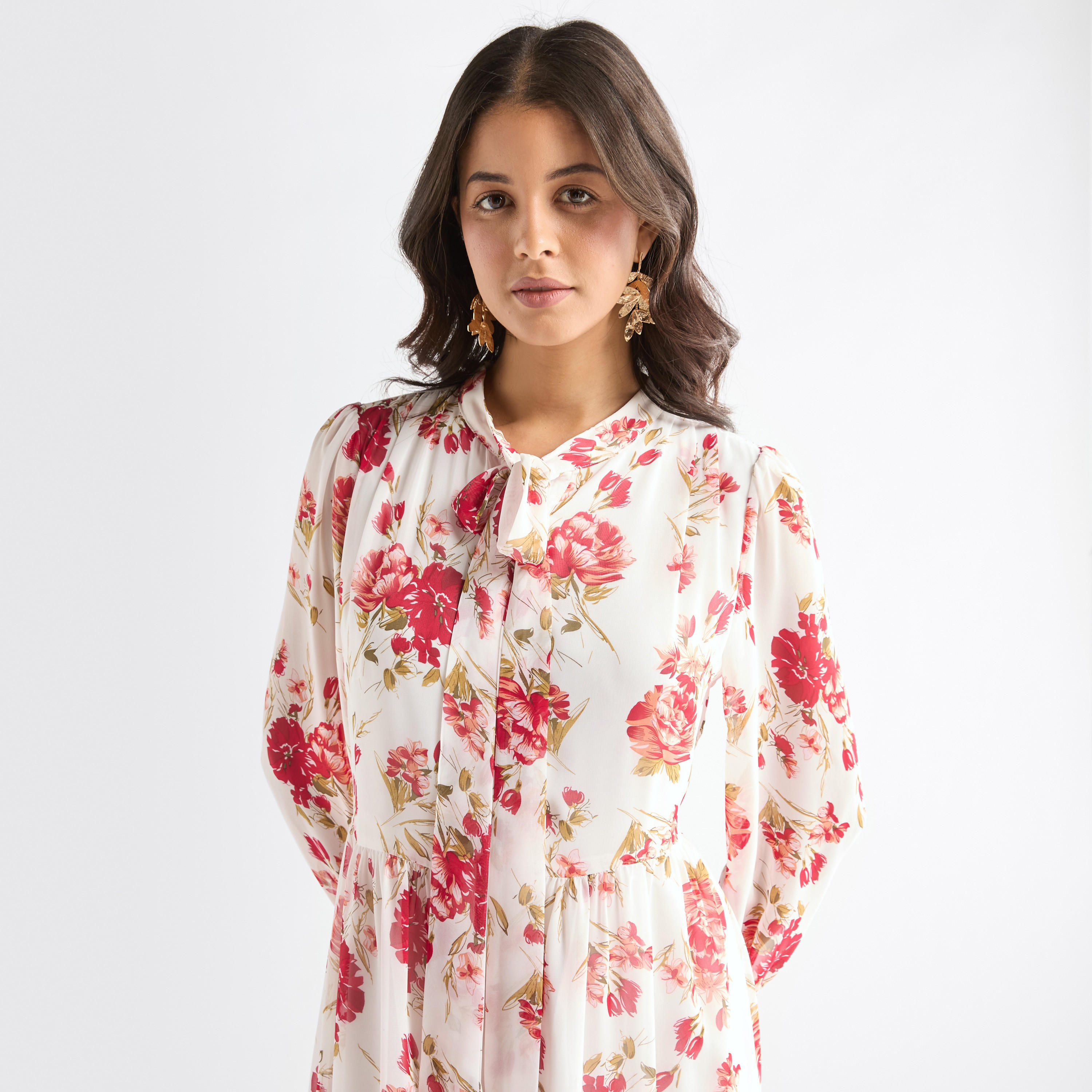 فستان ميدي بطبعات أزهار وياقة فيونكة وأكمام طويلة-women-clothing-dresses-image-5