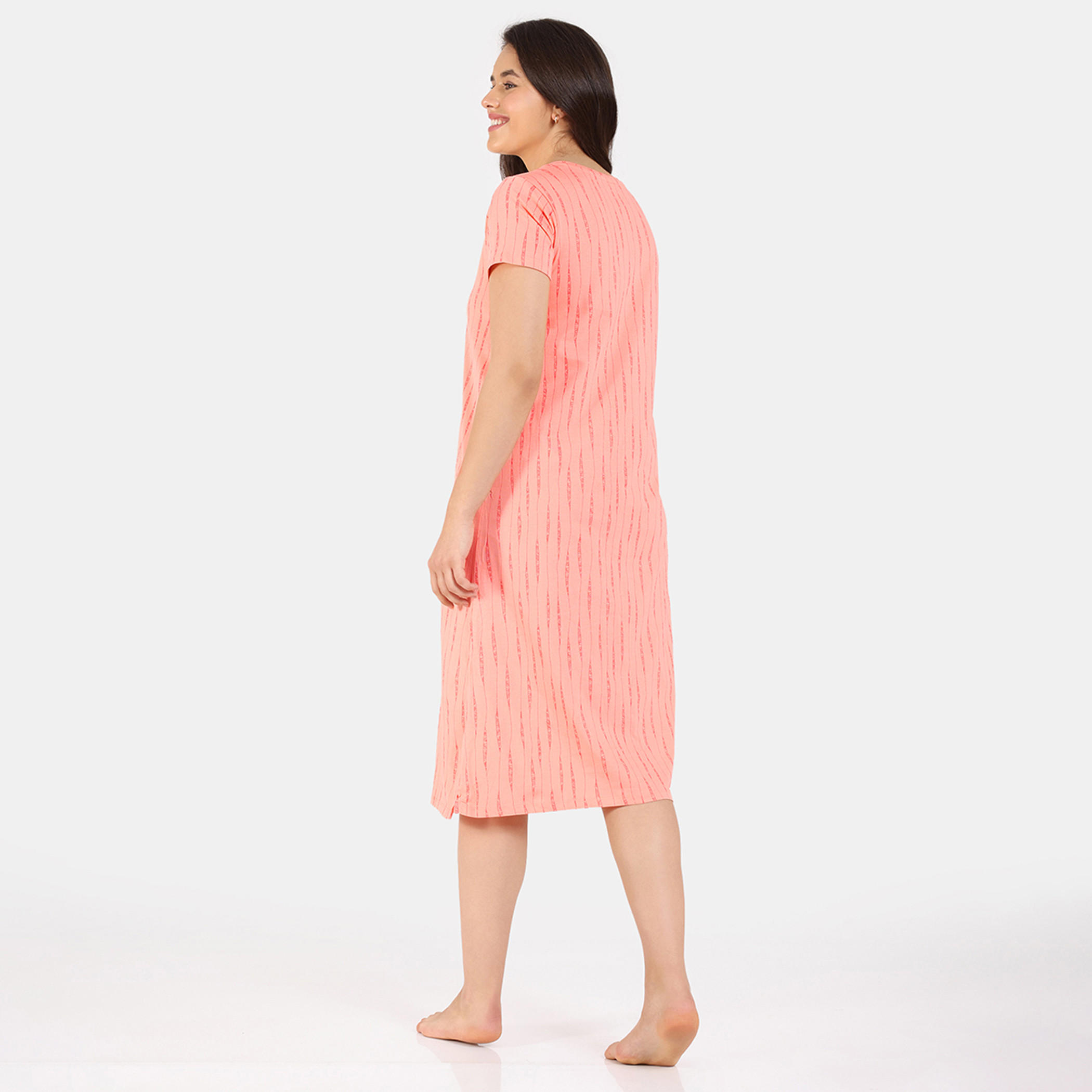 قميص نوم بياقة V وأكمام قصيرة وطبعات من زيفامي-women-clothing-nightwear-nighties-image-8
