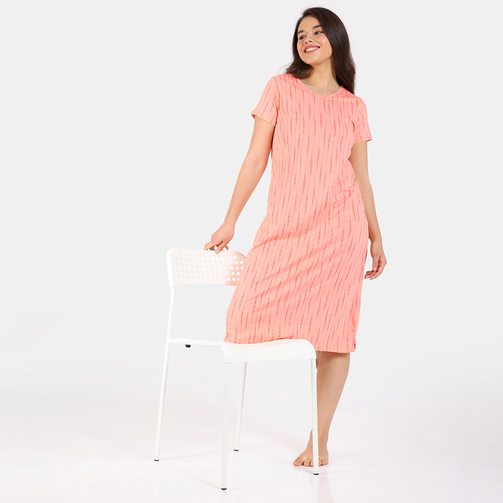 قميص نوم بياقة V وأكمام قصيرة وطبعات من زيفامي-women-clothing-nightwear-nighties-image-9