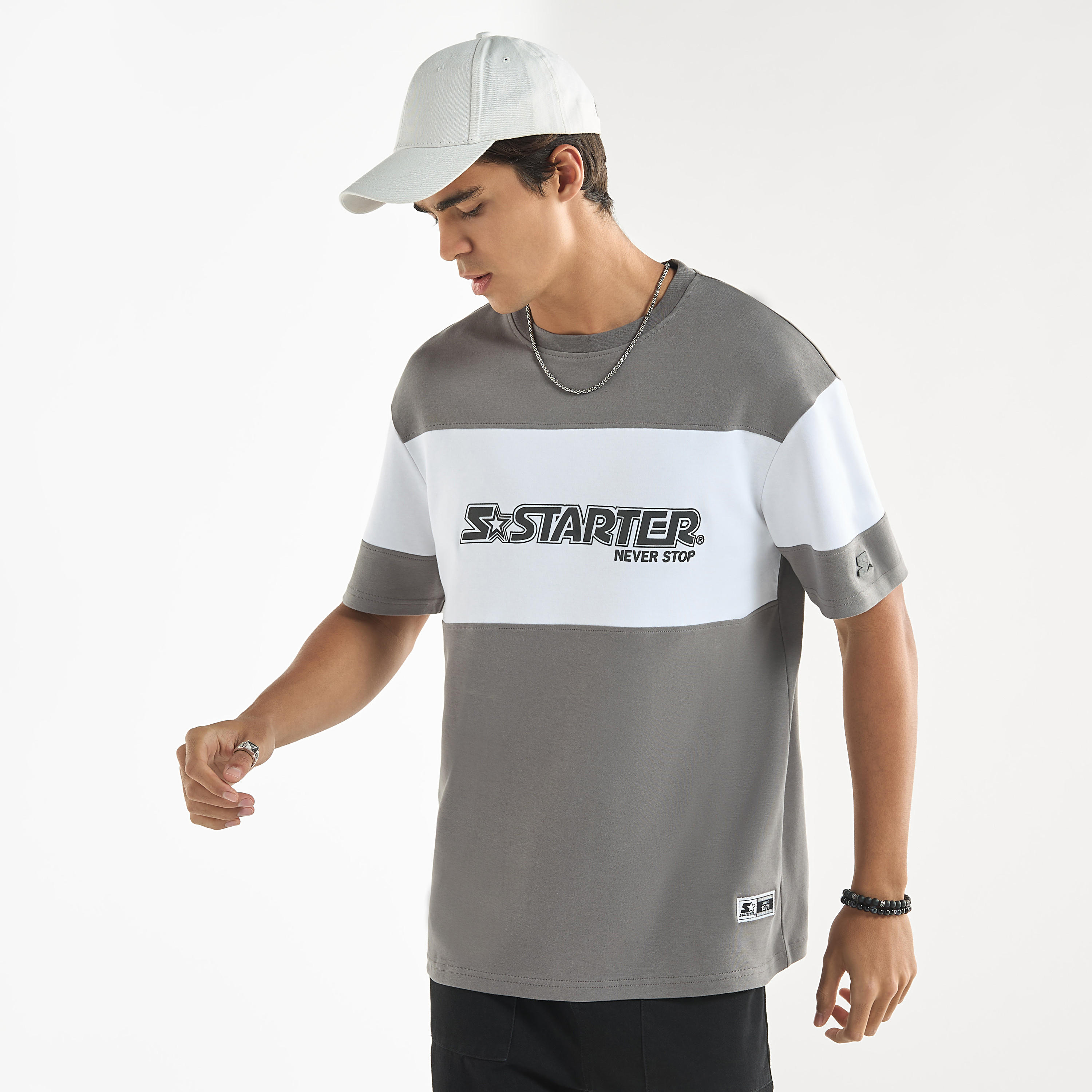تيشيرت بياقة ضيقة وأكمام قصيرة وطبعات من ستارتر-men-clothing-tshirtsandpolos-tshirts-image-1