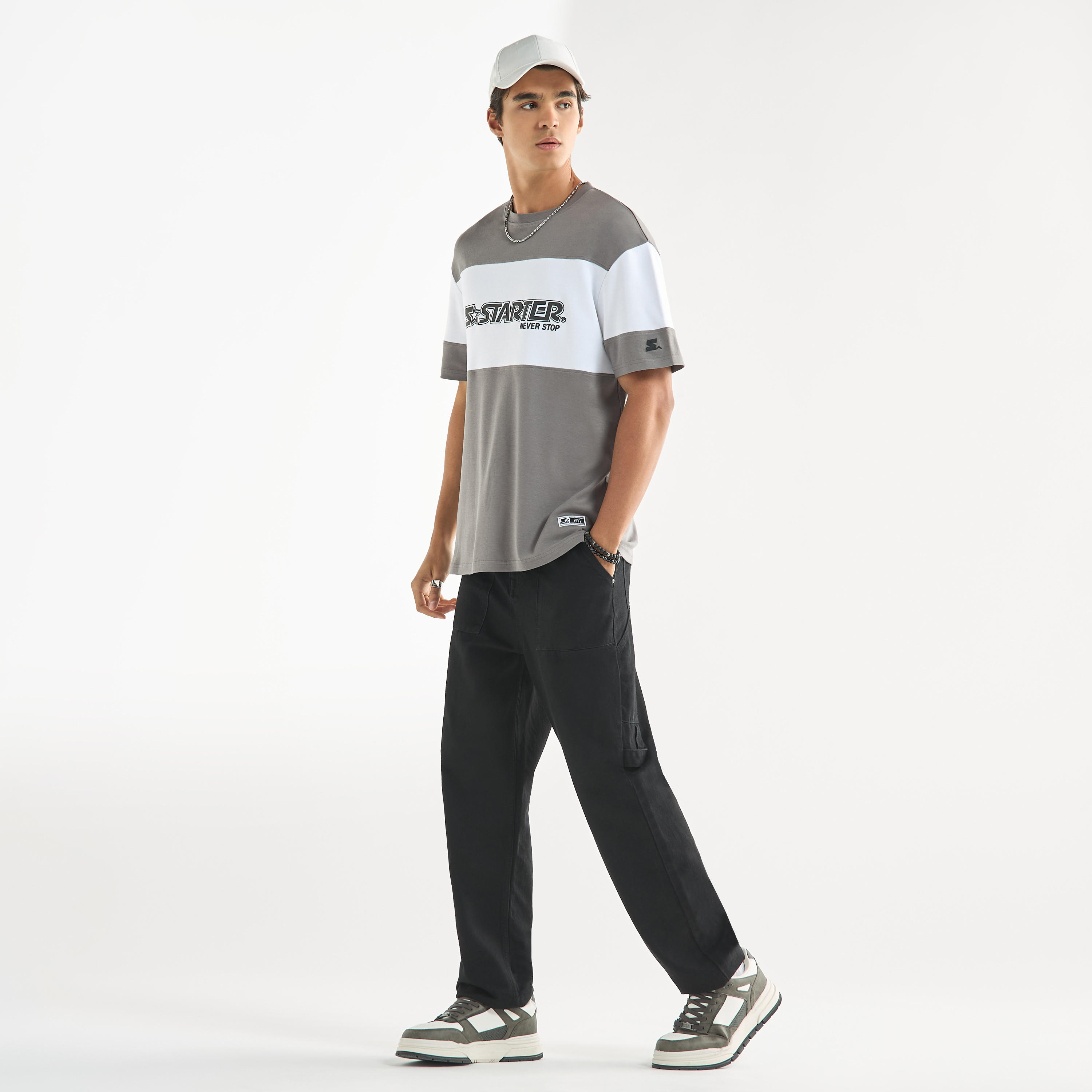 تيشيرت بياقة ضيقة وأكمام قصيرة وطبعات من ستارتر-men-clothing-tshirtsandpolos-tshirts-image-2