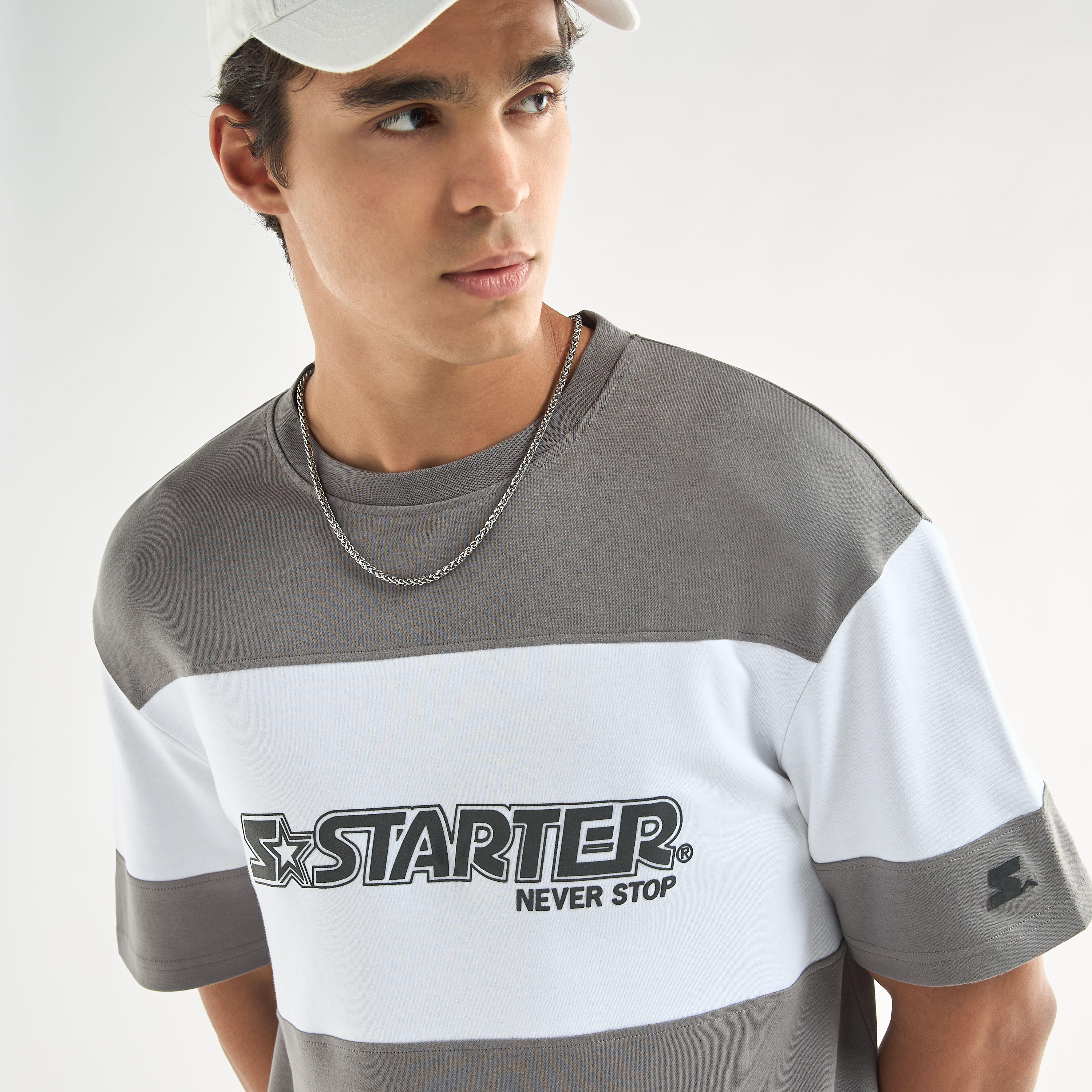 تيشيرت بياقة ضيقة وأكمام قصيرة وطبعات من ستارتر-men-clothing-tshirtsandpolos-tshirts-image-4