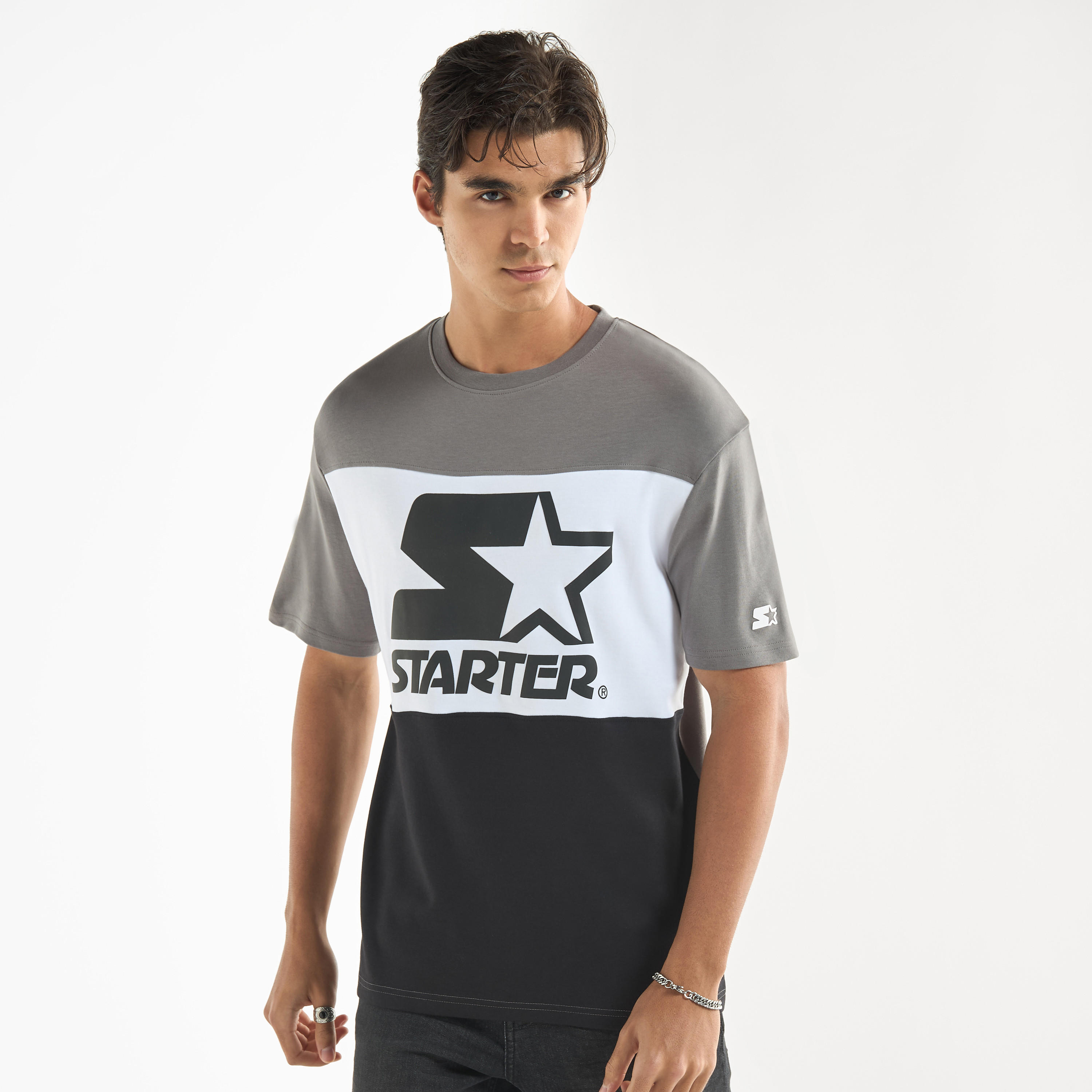 تيشيرت بياقة ضيقة وأكمام قصيرة وطبعات من ستارتر-men-clothing-tshirtsandpolos-tshirts-image-1
