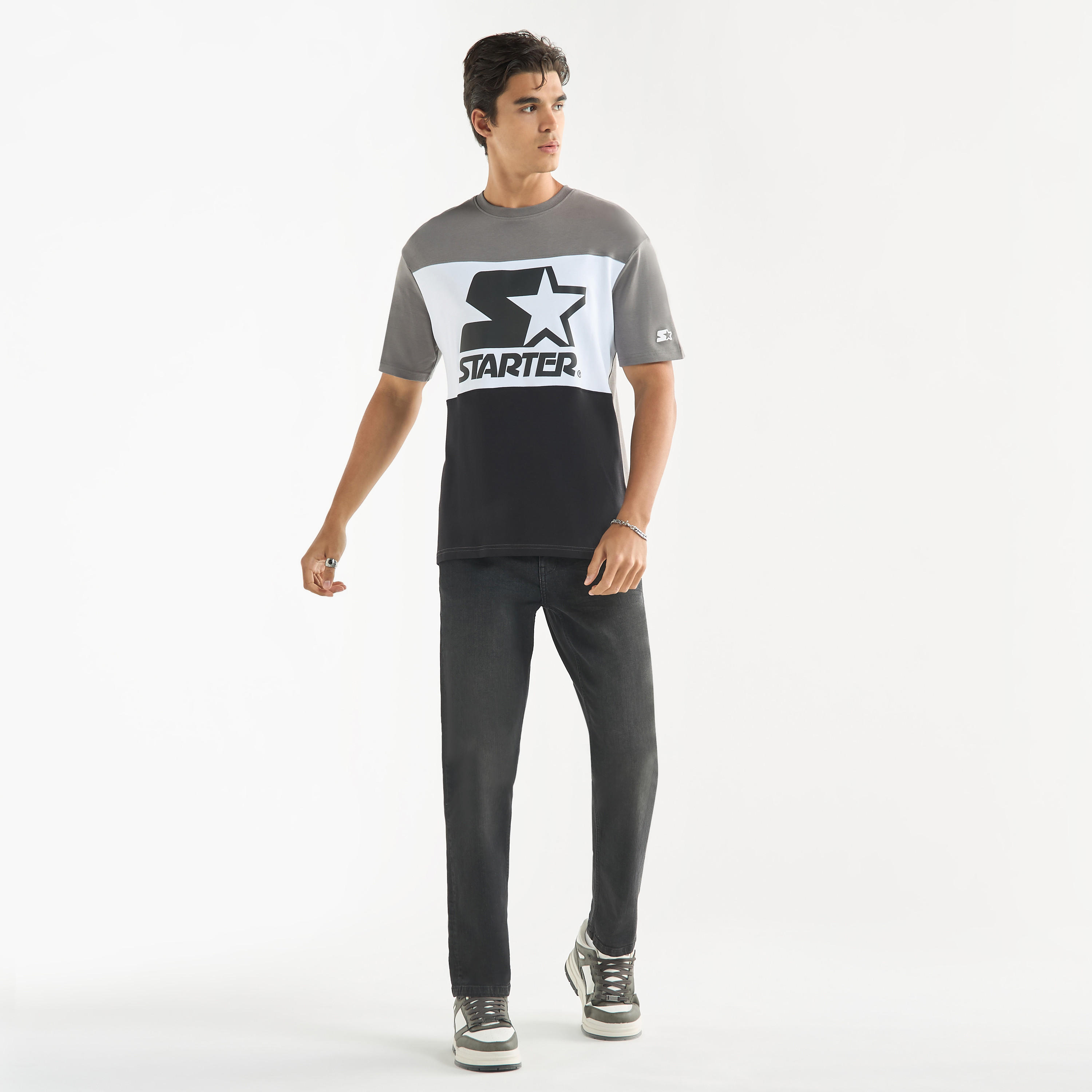 تيشيرت بياقة ضيقة وأكمام قصيرة وطبعات من ستارتر-men-clothing-tshirtsandpolos-tshirts-image-2