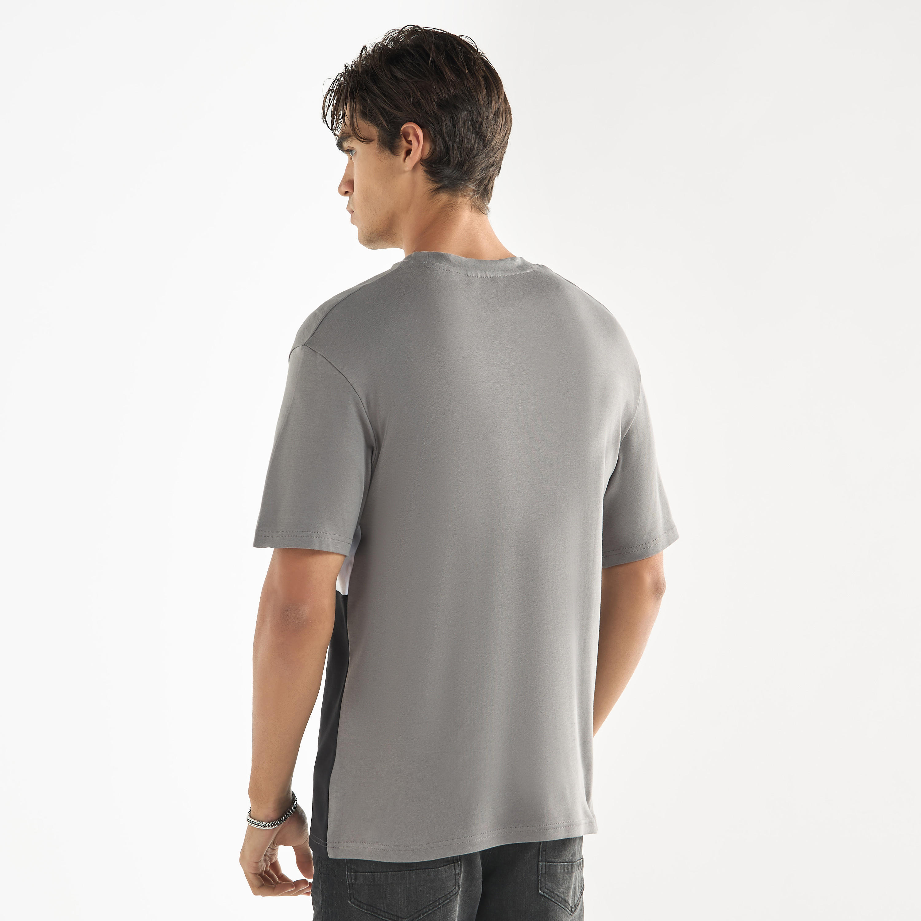 تيشيرت بياقة ضيقة وأكمام قصيرة وطبعات من ستارتر-men-clothing-tshirtsandpolos-tshirts-image-3