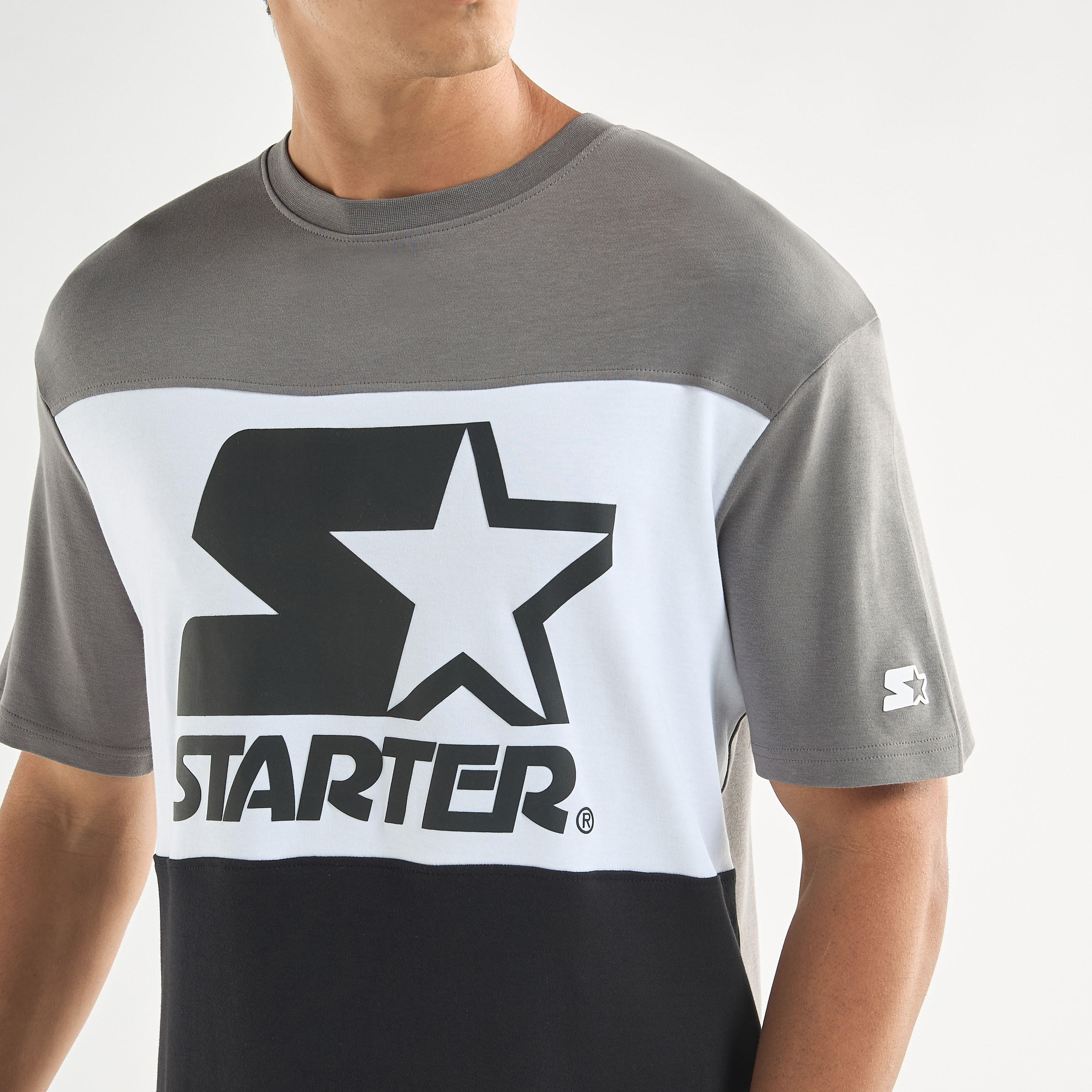 تيشيرت بياقة ضيقة وأكمام قصيرة وطبعات من ستارتر-men-clothing-tshirtsandpolos-tshirts-image-4